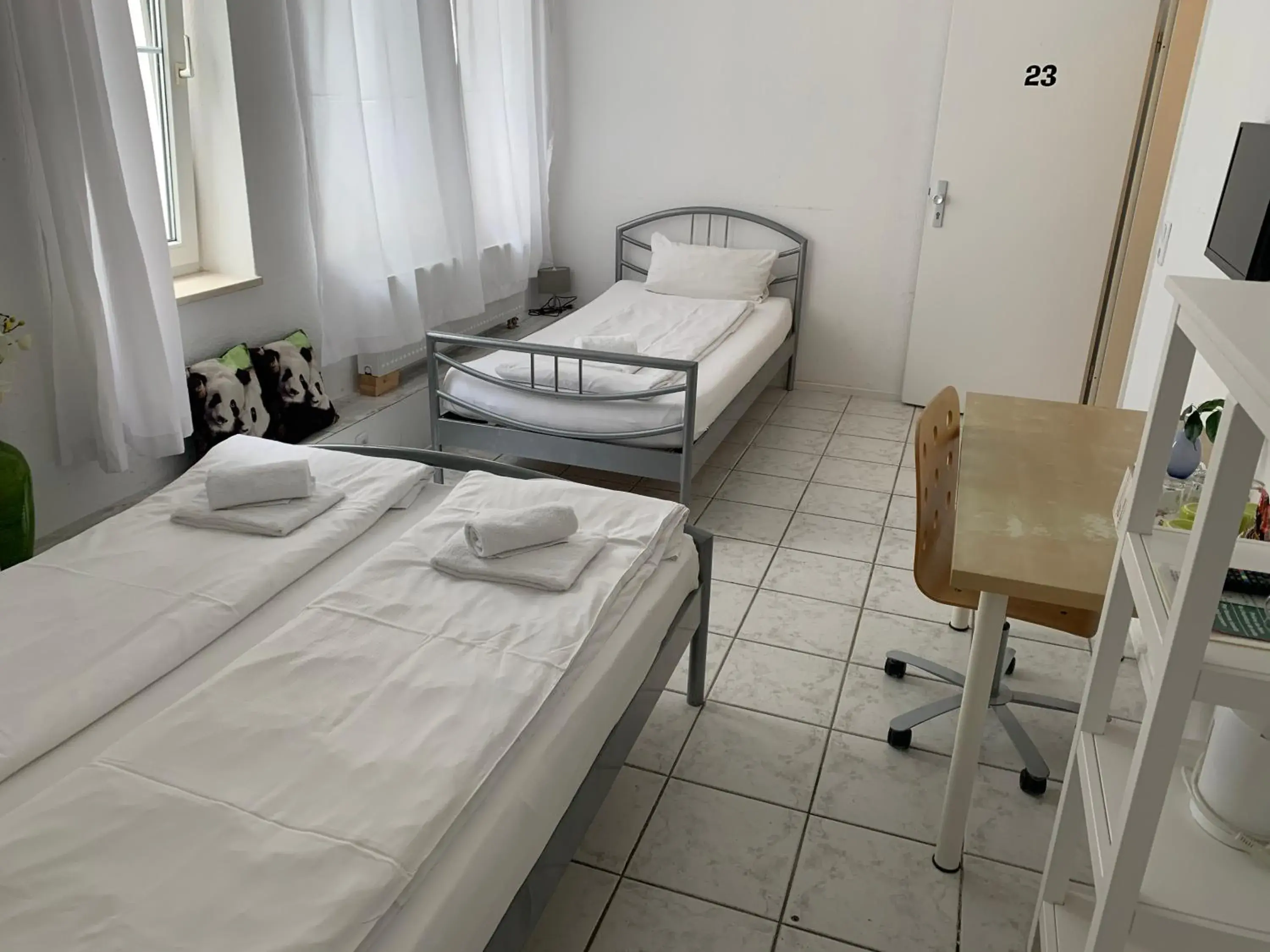 Triple Room with Private Bathroom in Hotel Capitol Zentrum - 24h - Triple Room with Private Bathroom in Hotel Capitol Zentrum - 24h -