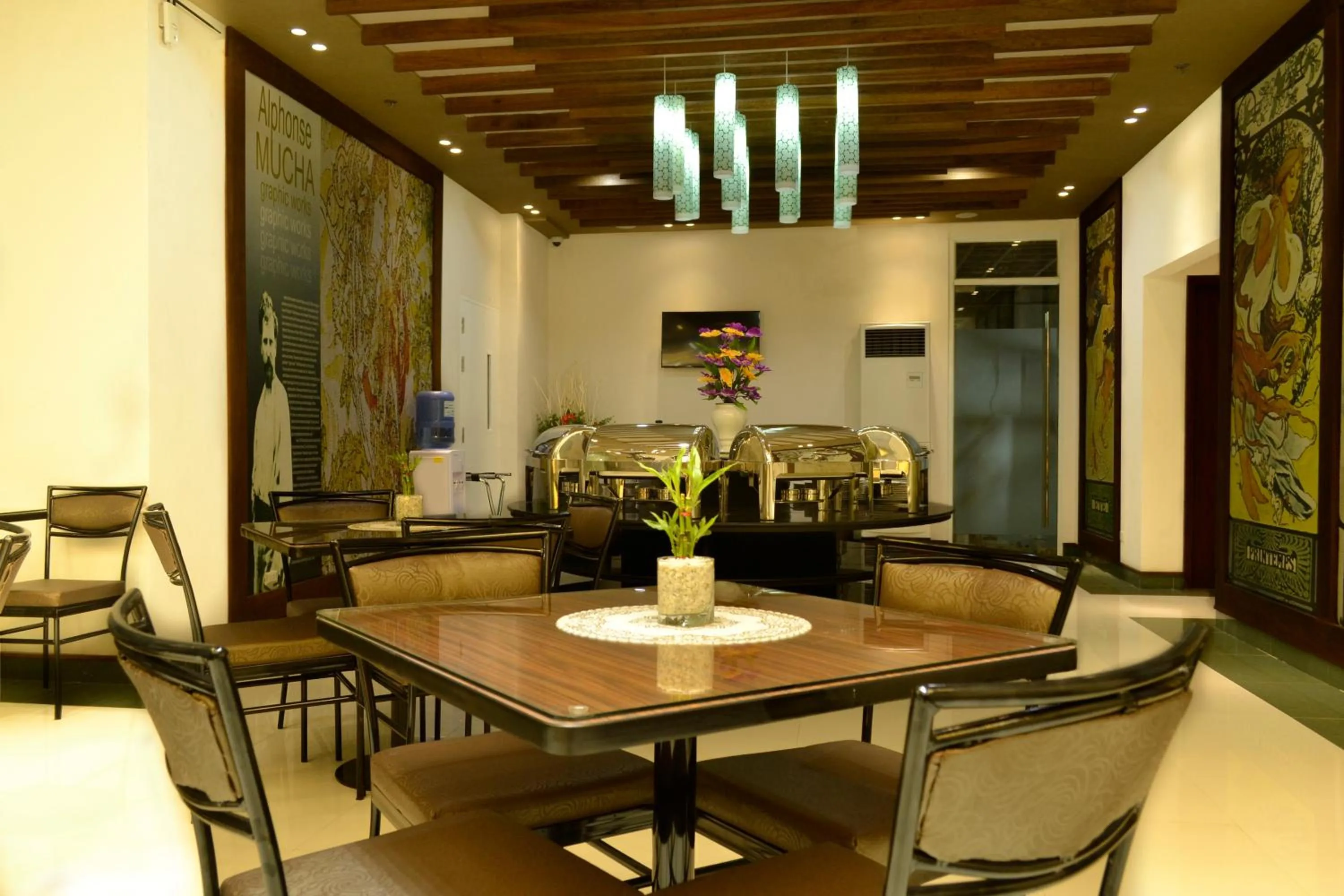 Restaurant/places to eat in Eurotel Vivaldi Araneta