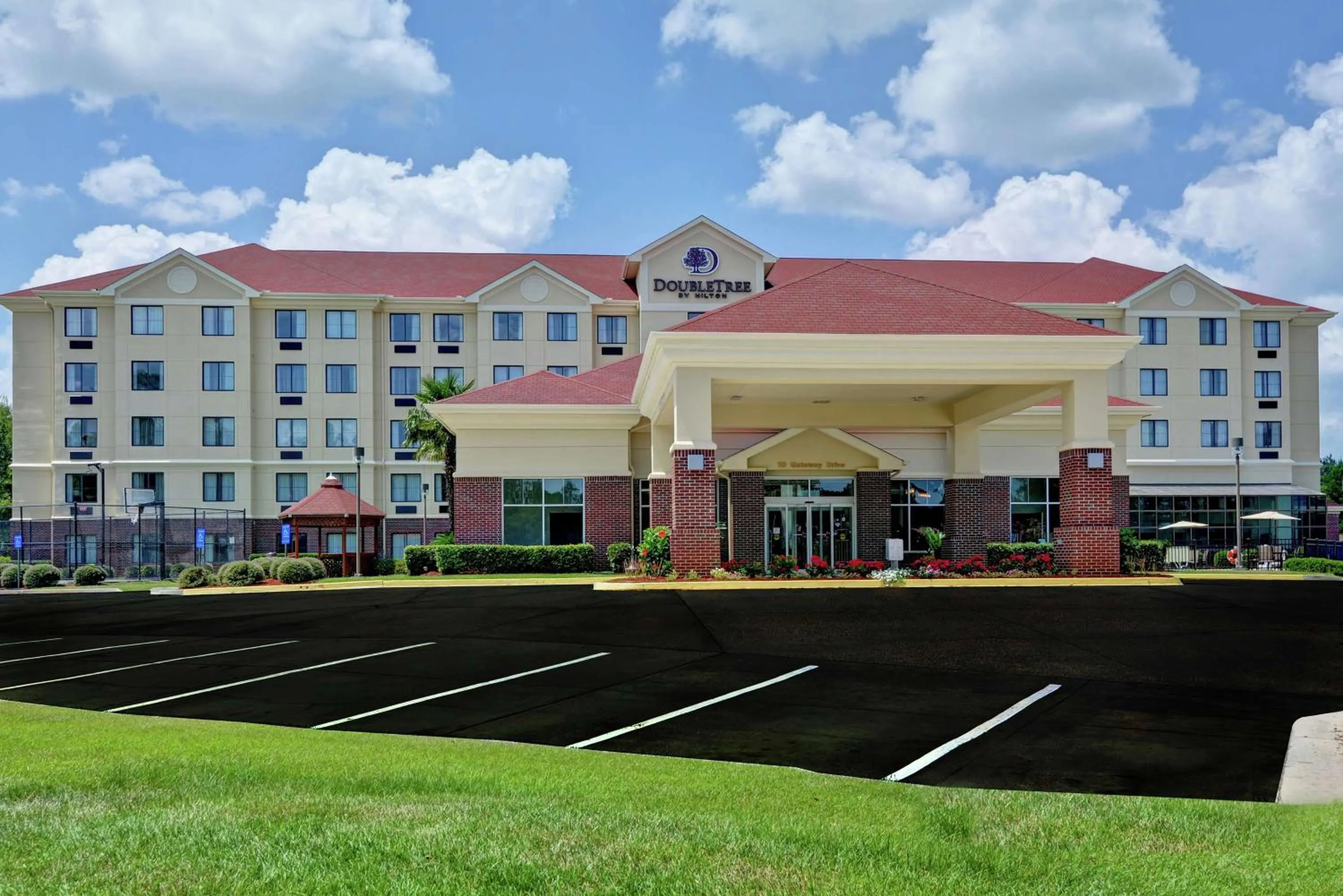 Property building in DoubleTree by Hilton Hattiesburg, MS