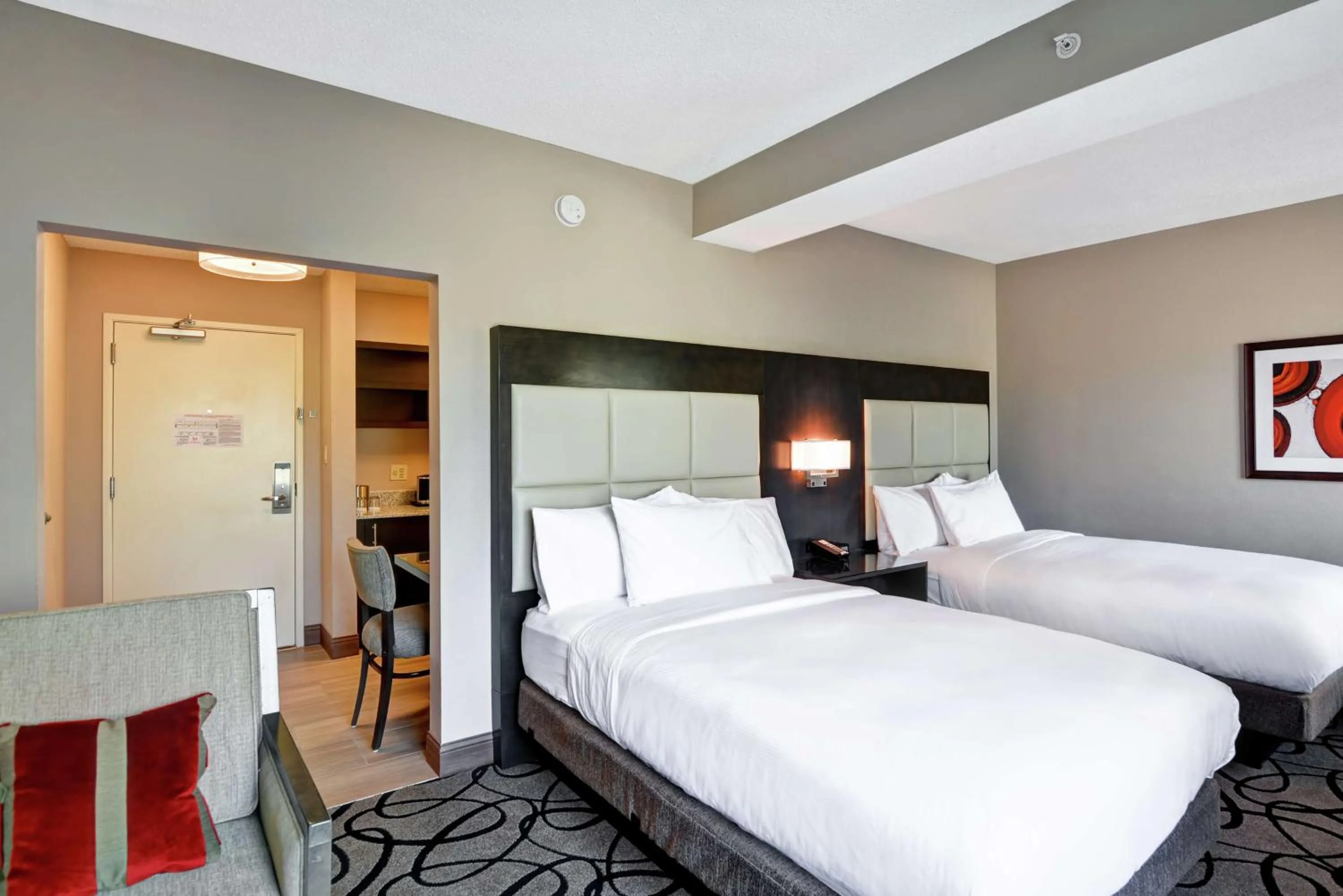 Living room, Bed in DoubleTree by Hilton Hattiesburg, MS