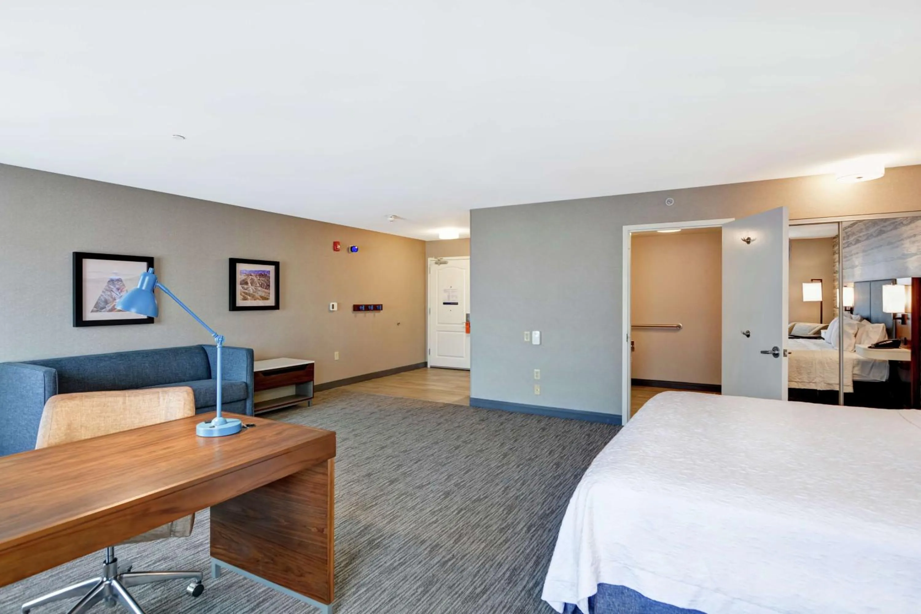 Living room, Bed in Hampton Inn Moab Arches National Park