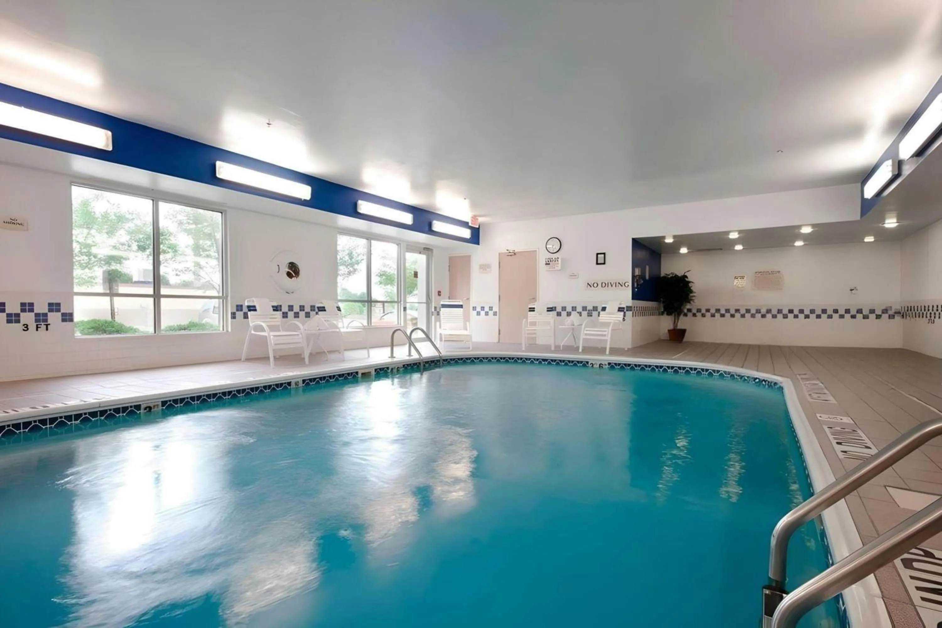 Swimming pool in Fairfield Inn by Marriott Joliet South