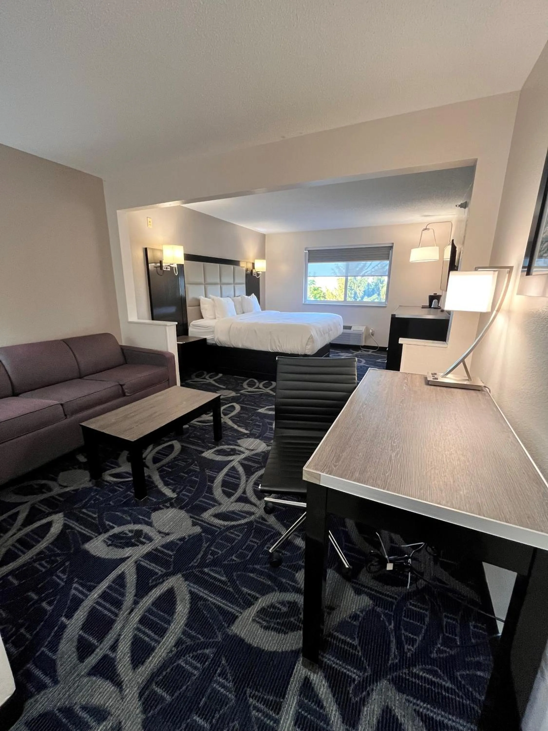 Photo of the whole room, Bed in Comfort Inn & Suites Liverpool - Syracuse