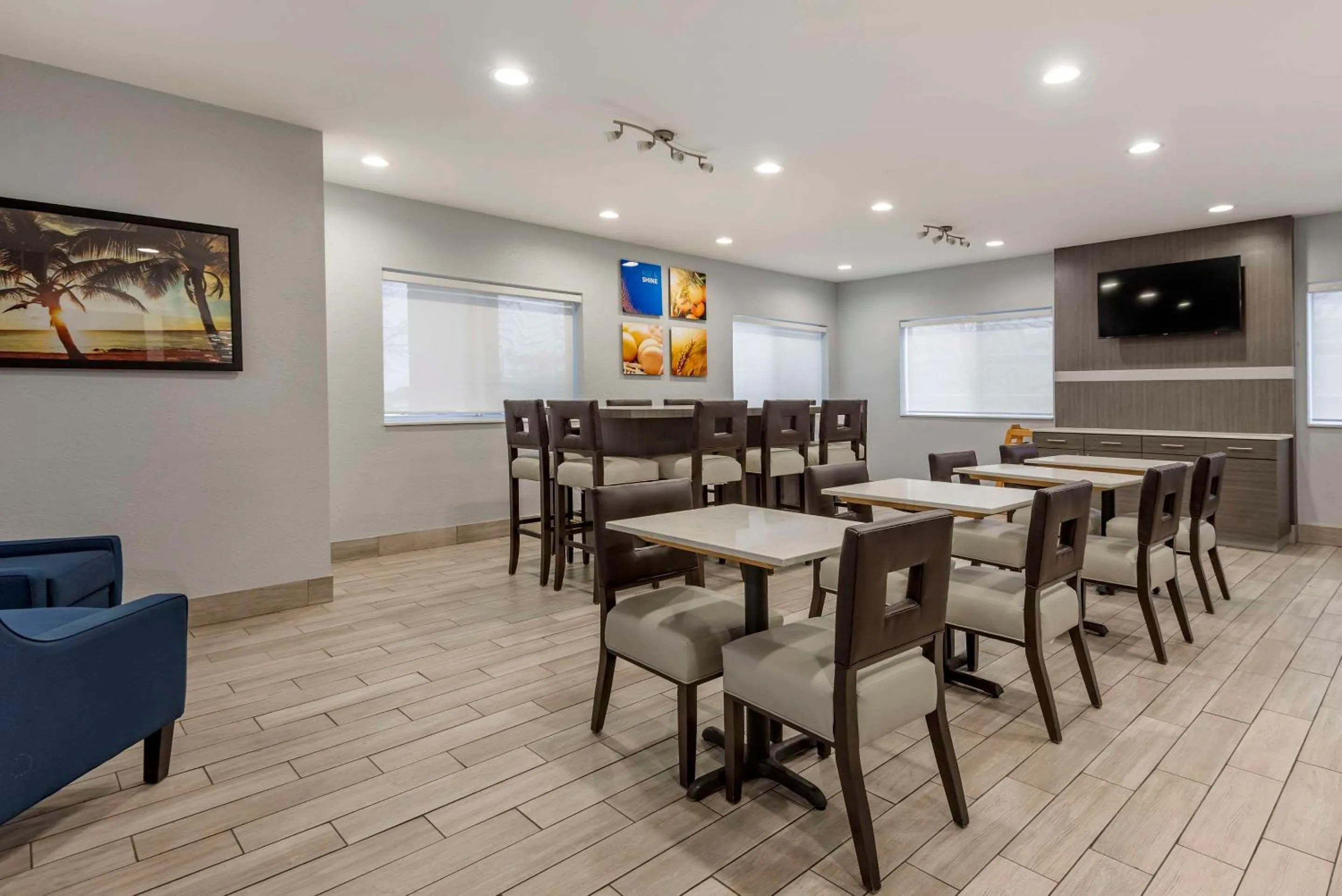 Breakfast in Comfort Inn & Suites Liverpool - Syracuse