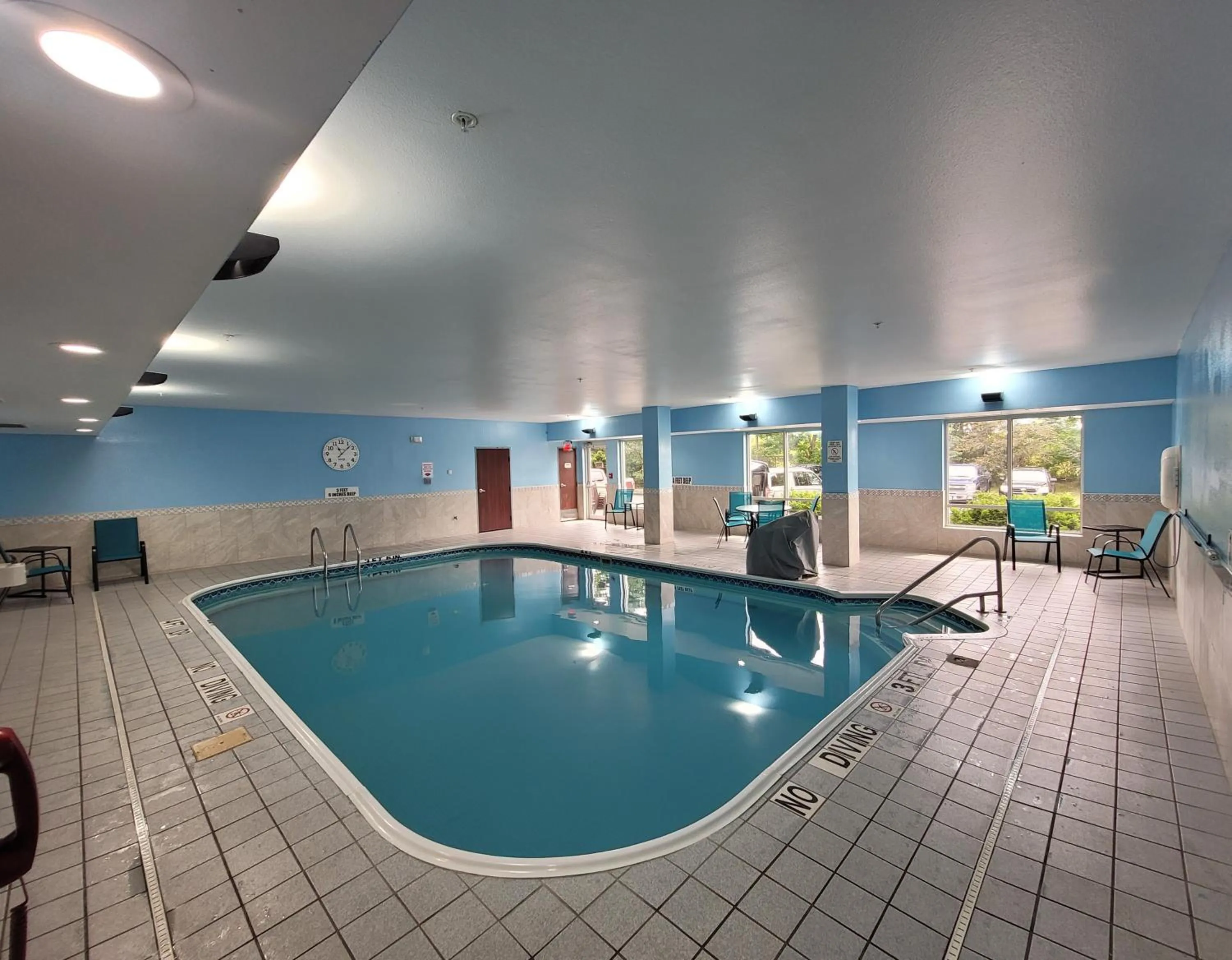 Swimming pool in Comfort Inn & Suites Liverpool - Syracuse