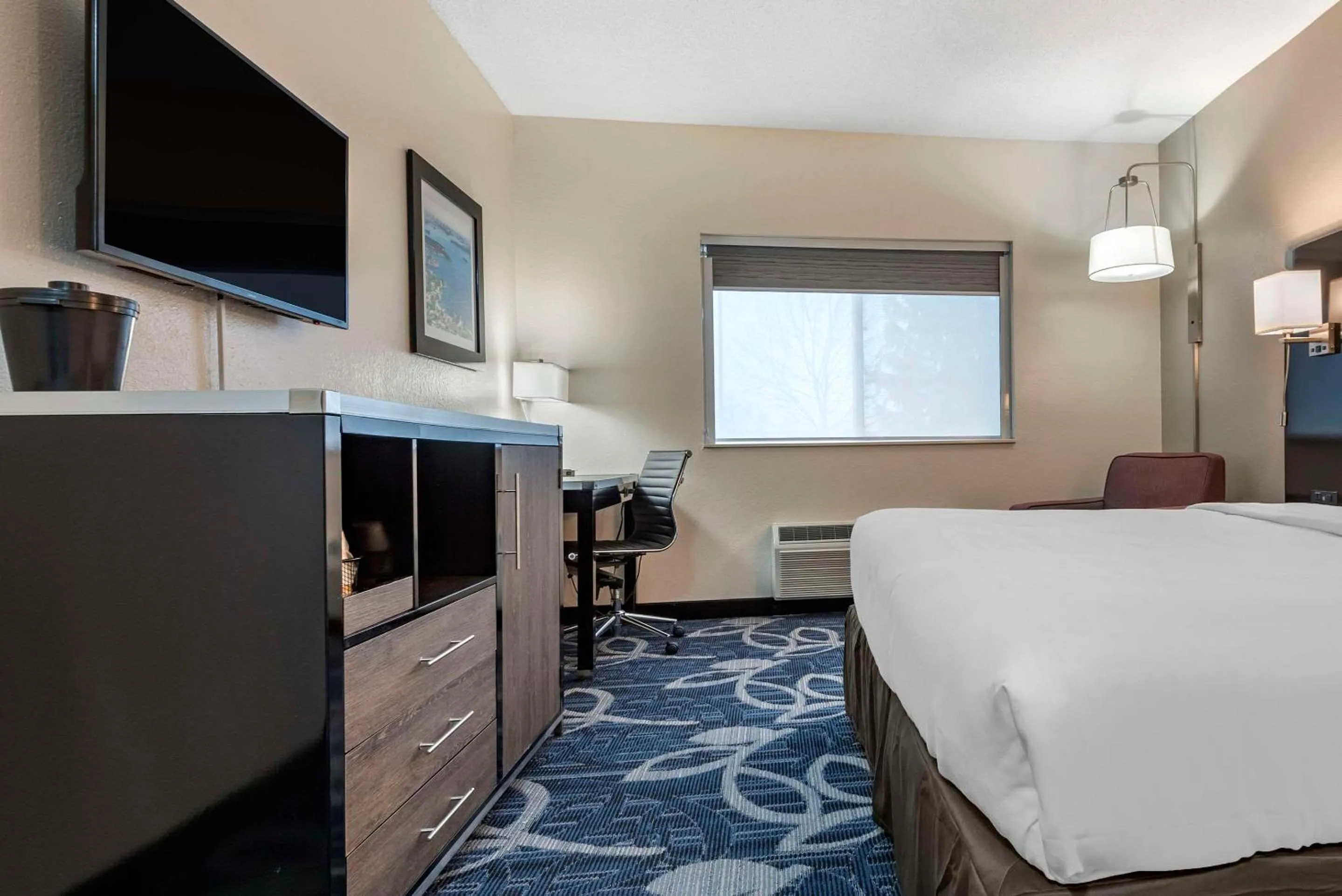 Bedroom, Bed in Comfort Inn & Suites Liverpool - Syracuse