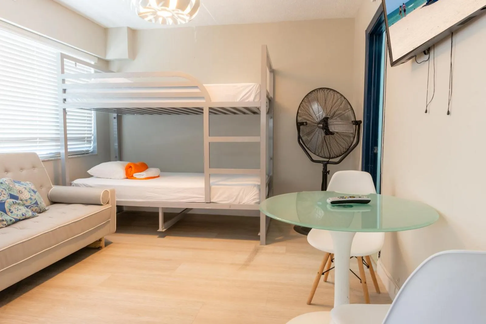 Living room, Bed in Hollywood Beach Suites and Hotel