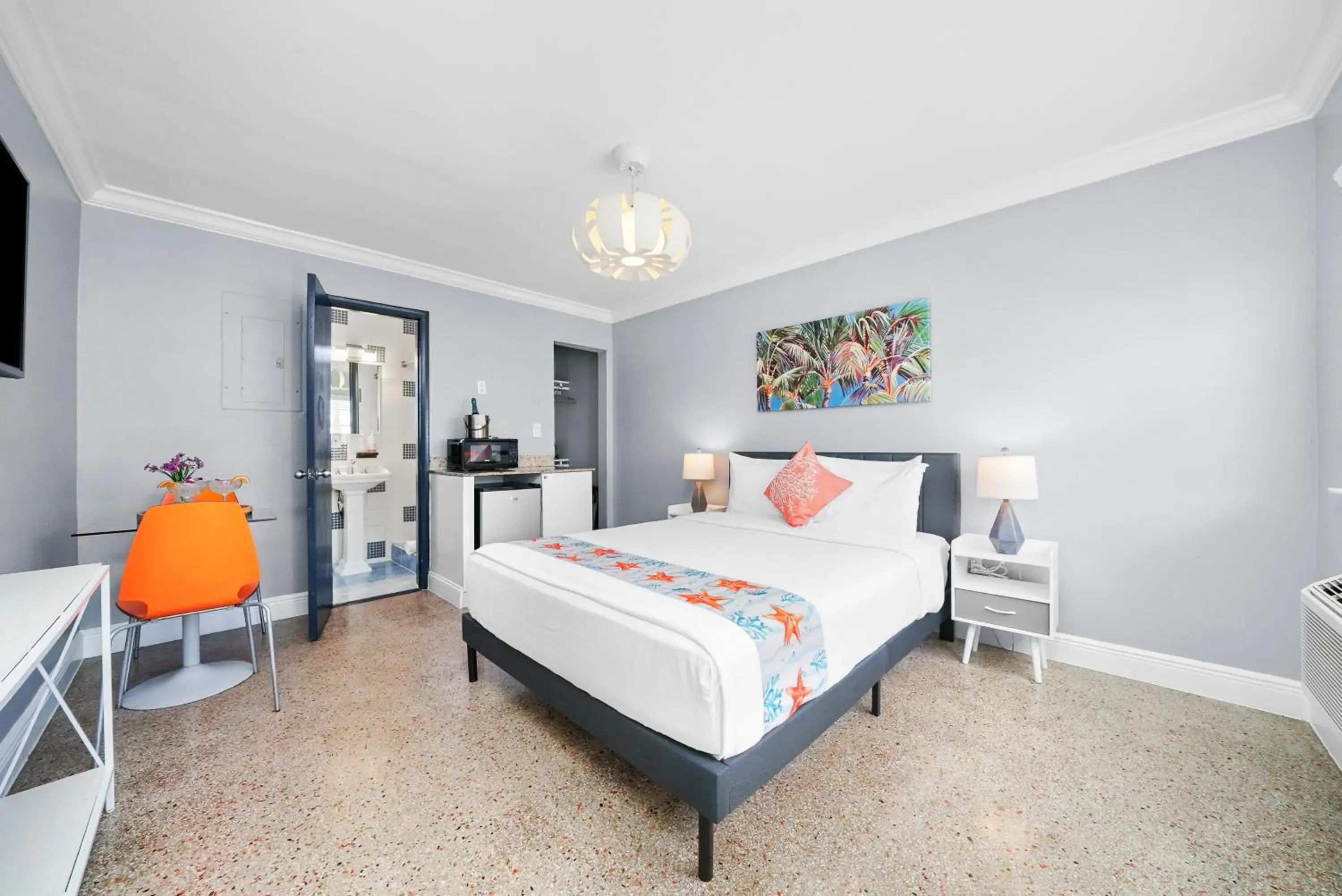 Standard Queen Room in Hollywood Beach Suites and Hotel Standard Queen Room in Hollywood Beach Suites and Hotel