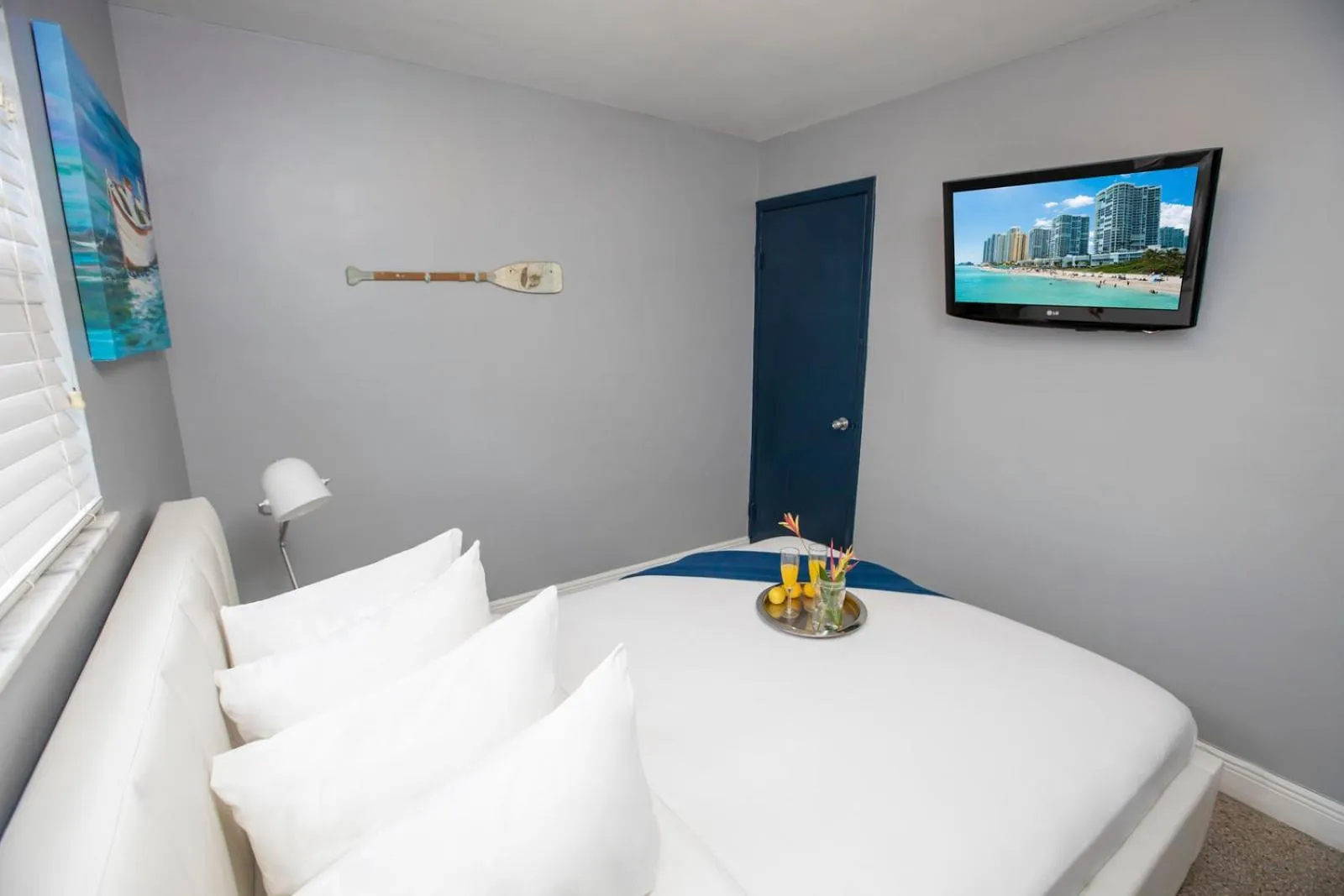 Bed in Hollywood Beach Suites and Hotel