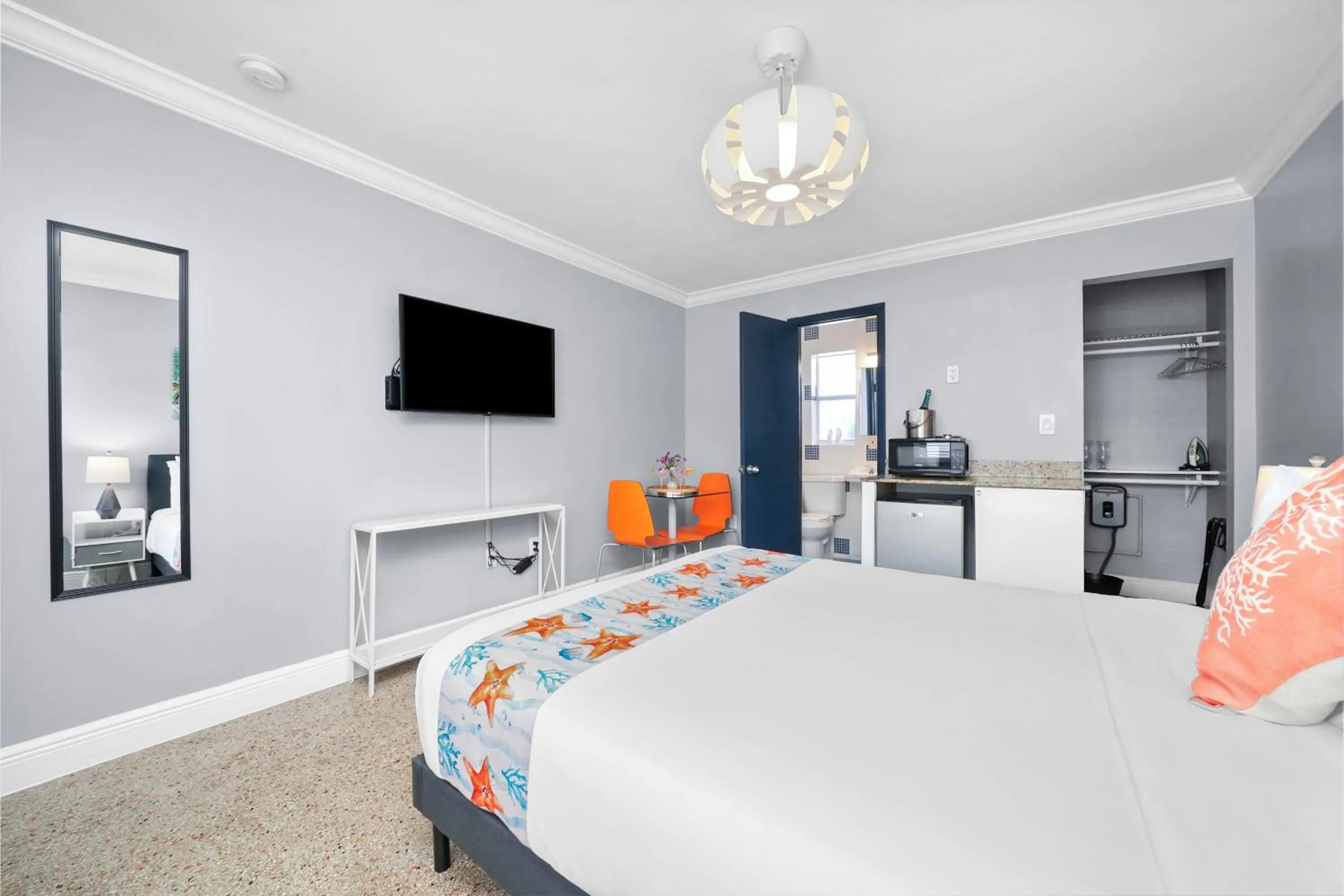 Bedroom, Bed in Hollywood Beach Suites and Hotel