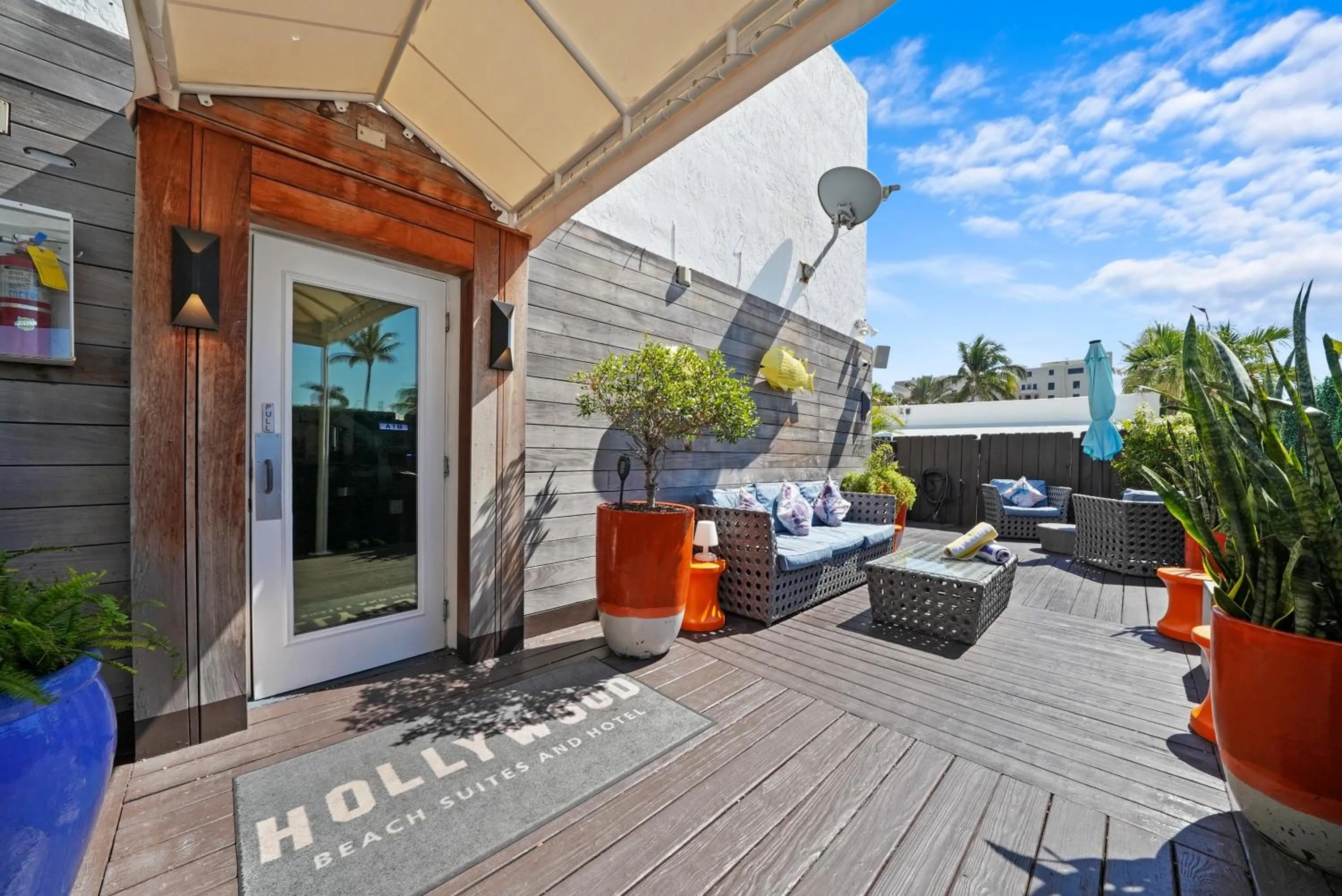 Facade/entrance in Hollywood Beach Suites and Hotel
