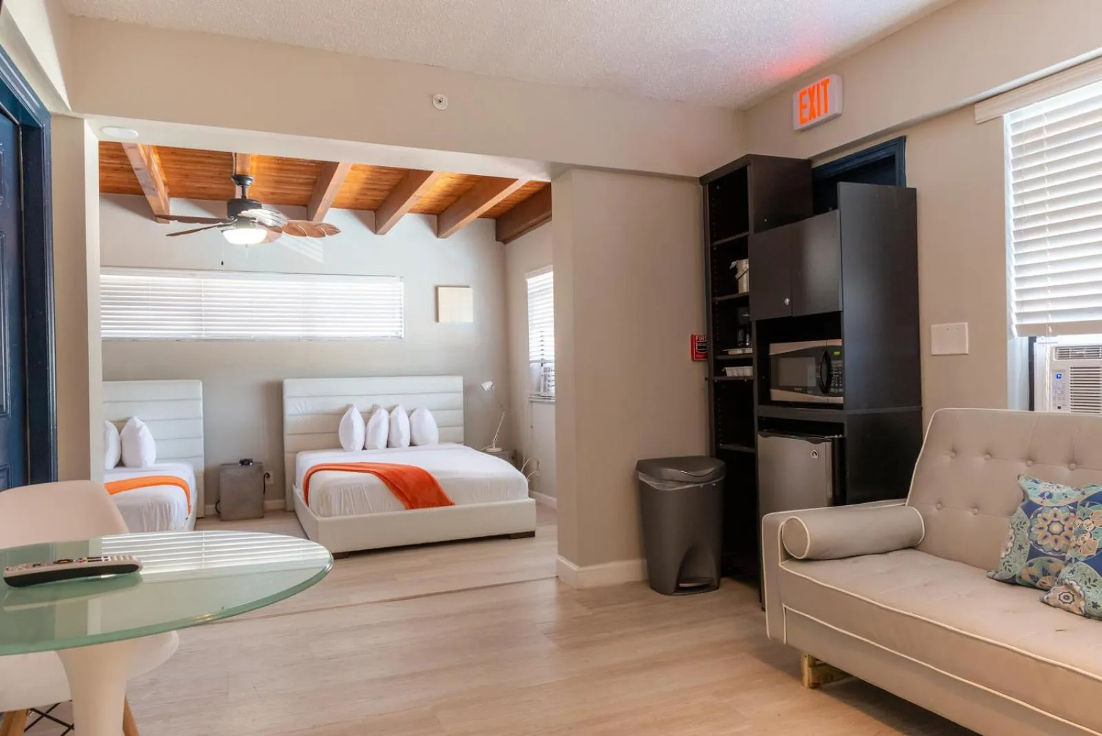 Living room, Bed in Hollywood Beach Suites and Hotel