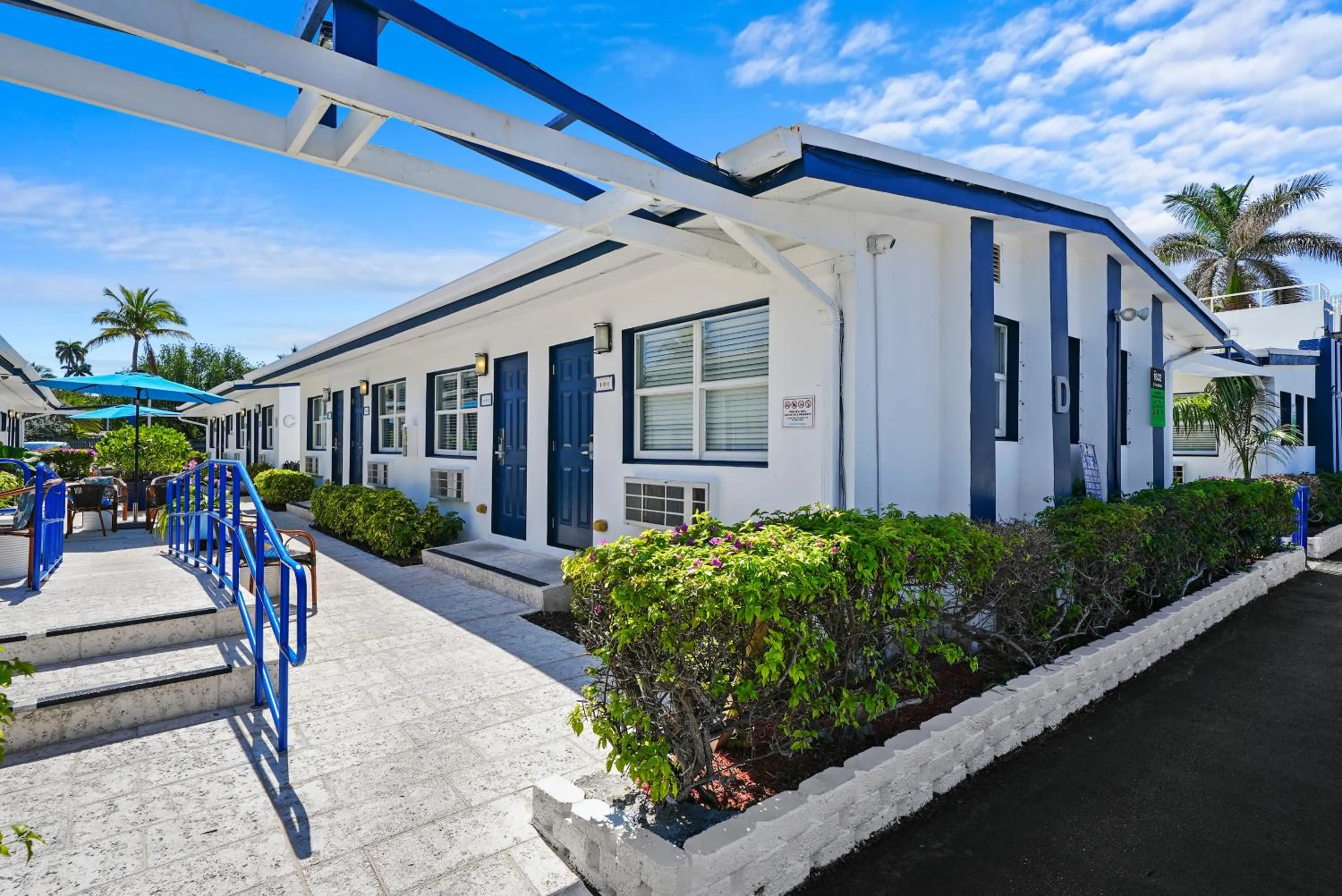 Property building in Hollywood Beach Suites and Hotel