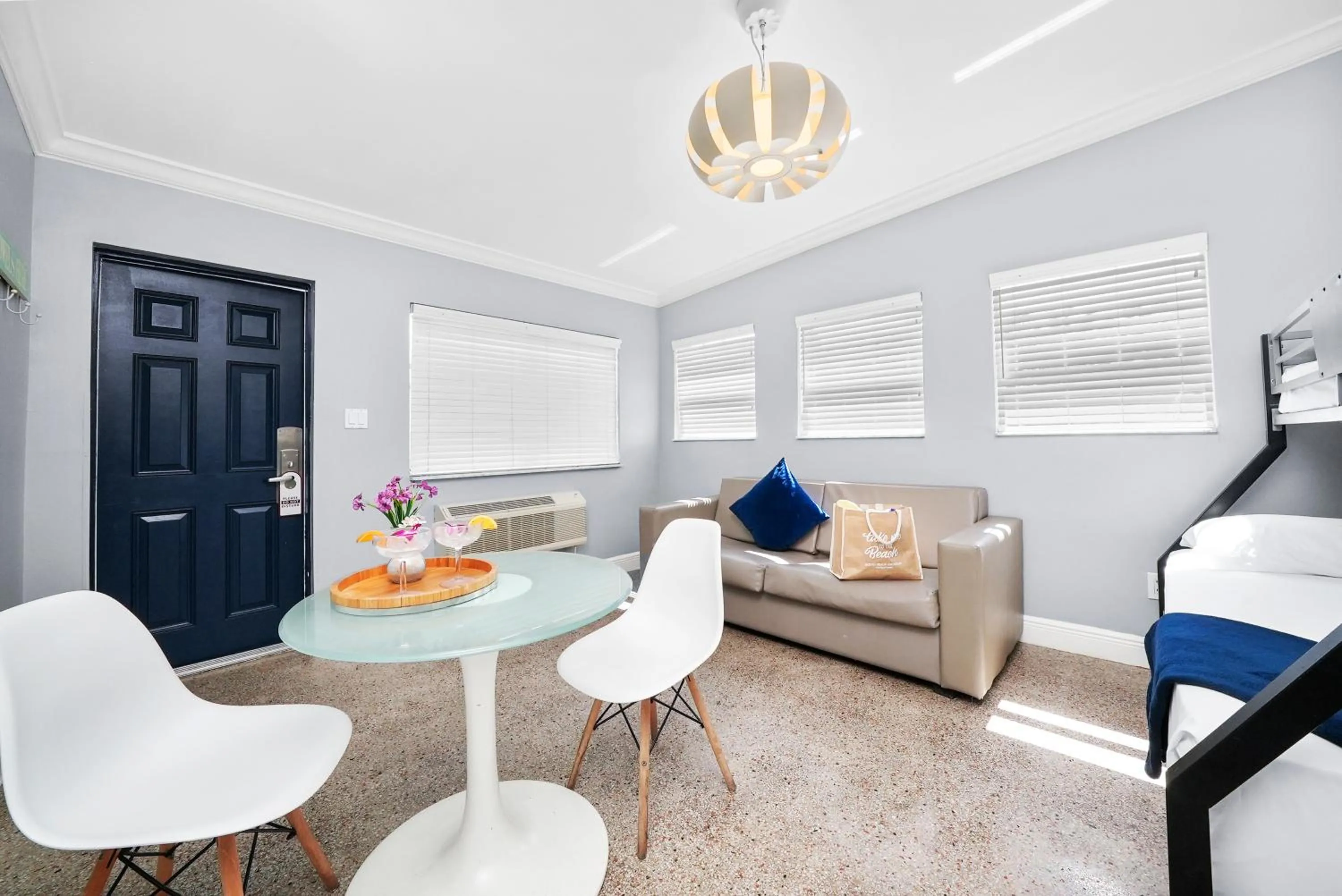 Living room in Hollywood Beach Suites and Hotel