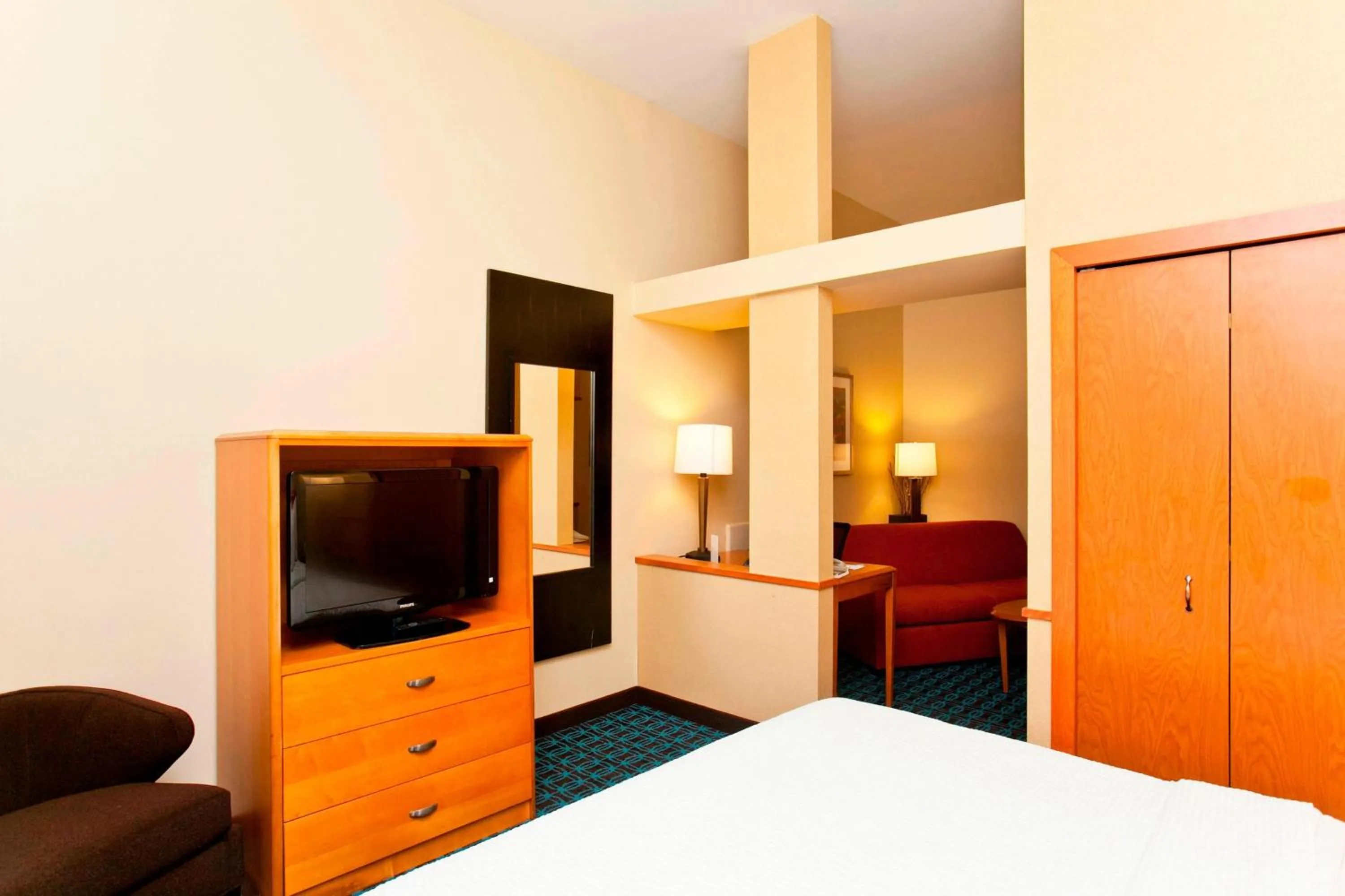 Photo of the whole room, Bed in Fairfield Inn and Suites by Marriott Winchester