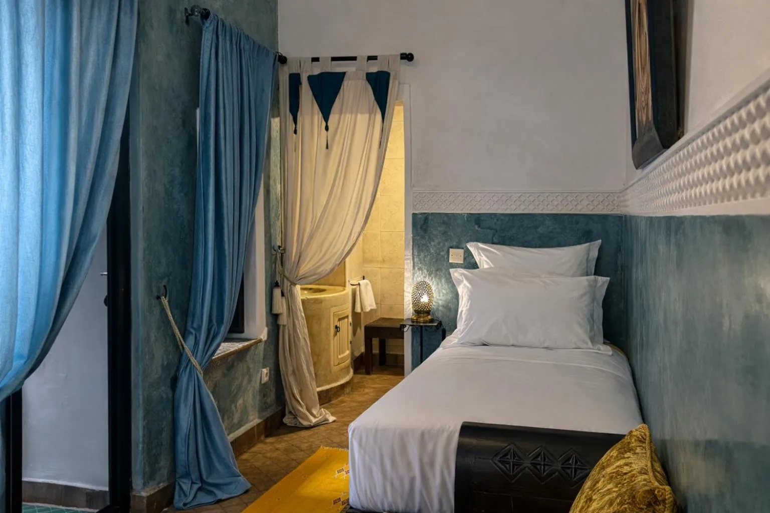Photo of the whole room, Bed in Riad Lapis-lazuli