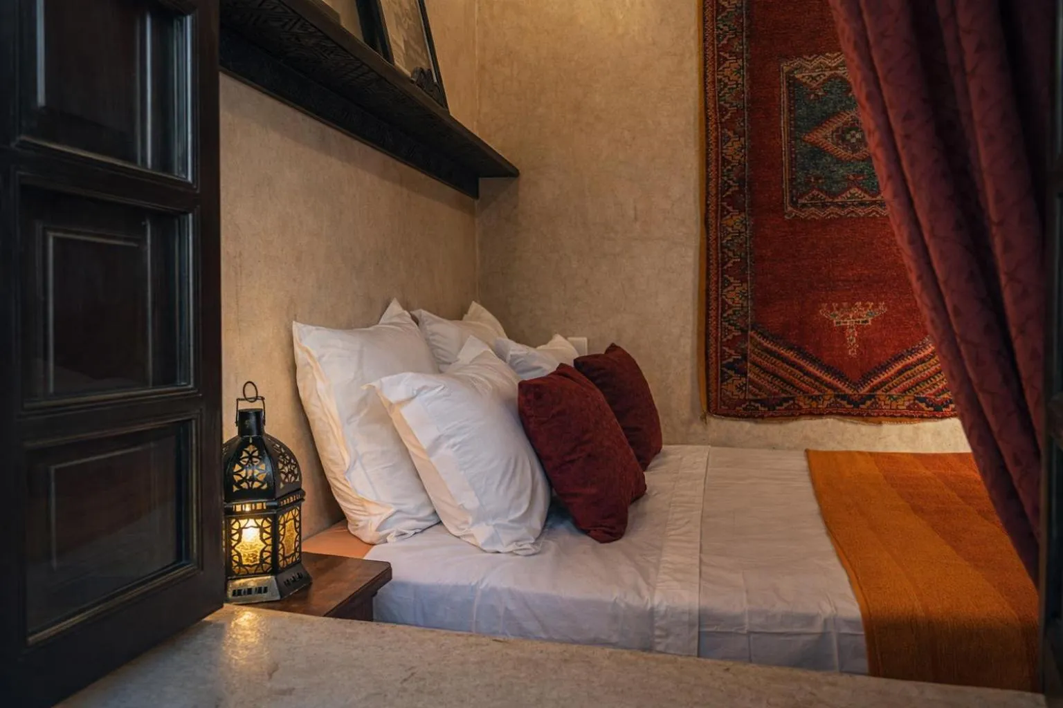 Photo of the whole room, Bed in Riad Lapis-lazuli