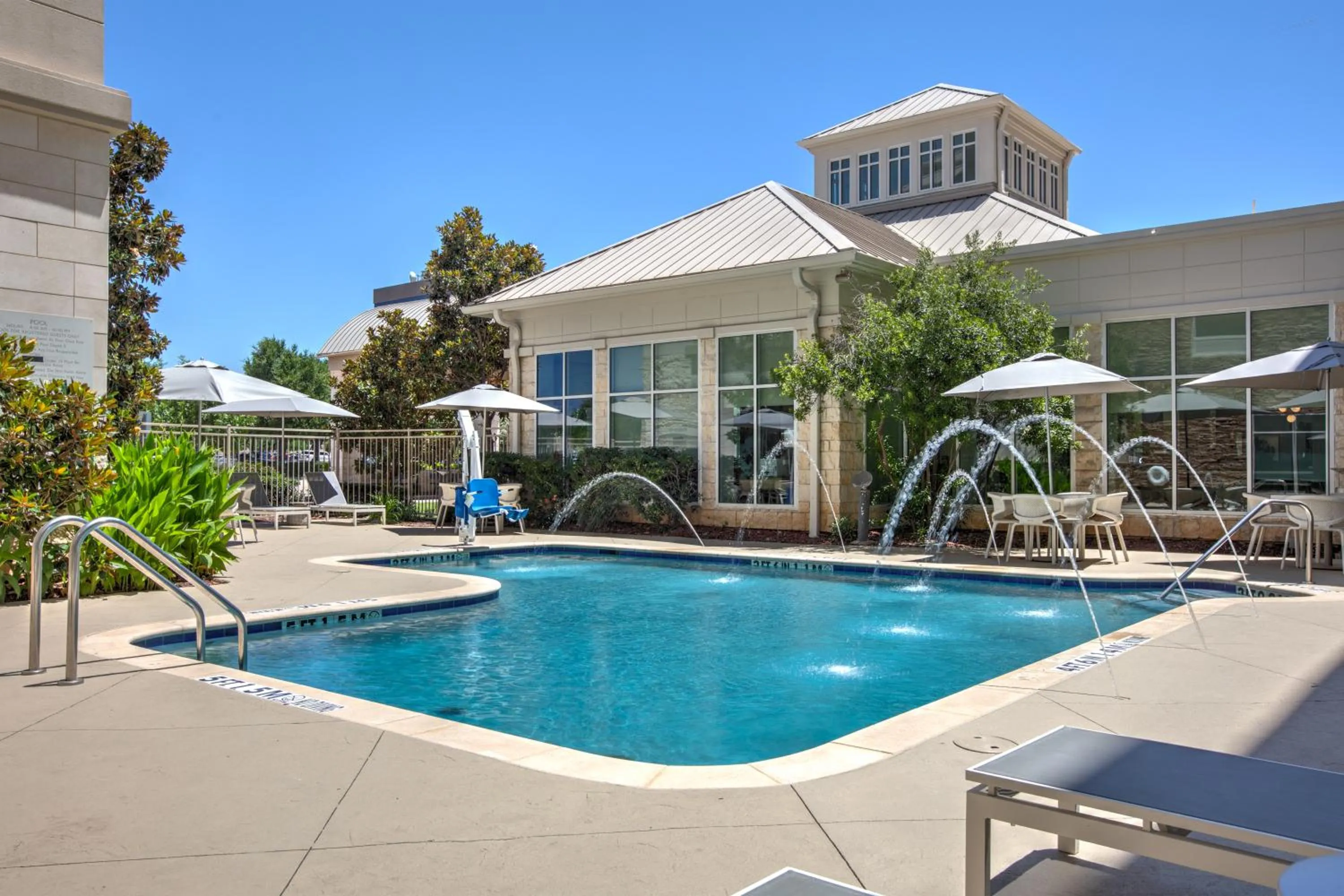 Swimming pool in Hilton Garden Inn Dallas Arlington