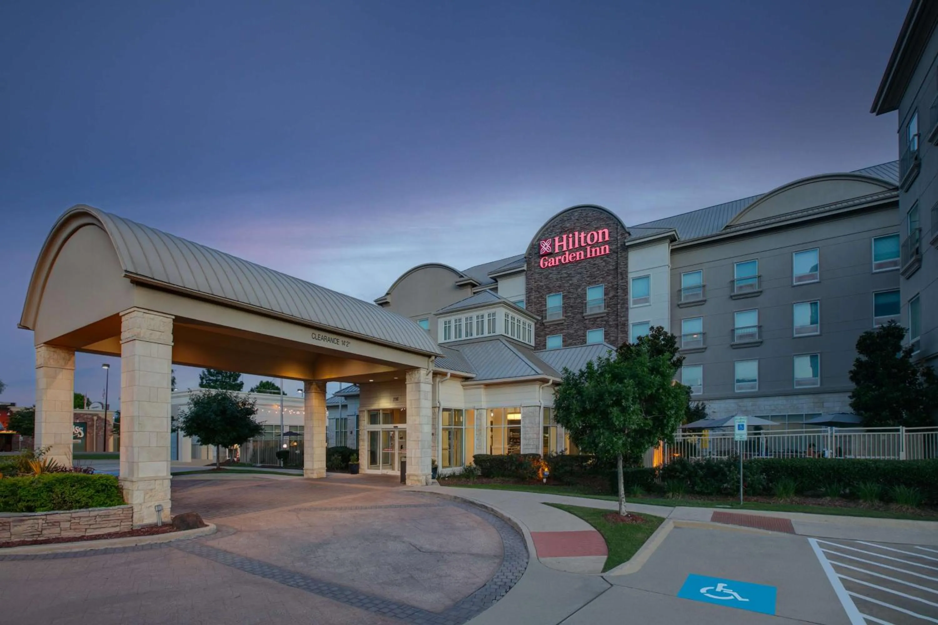 Property building in Hilton Garden Inn Dallas Arlington