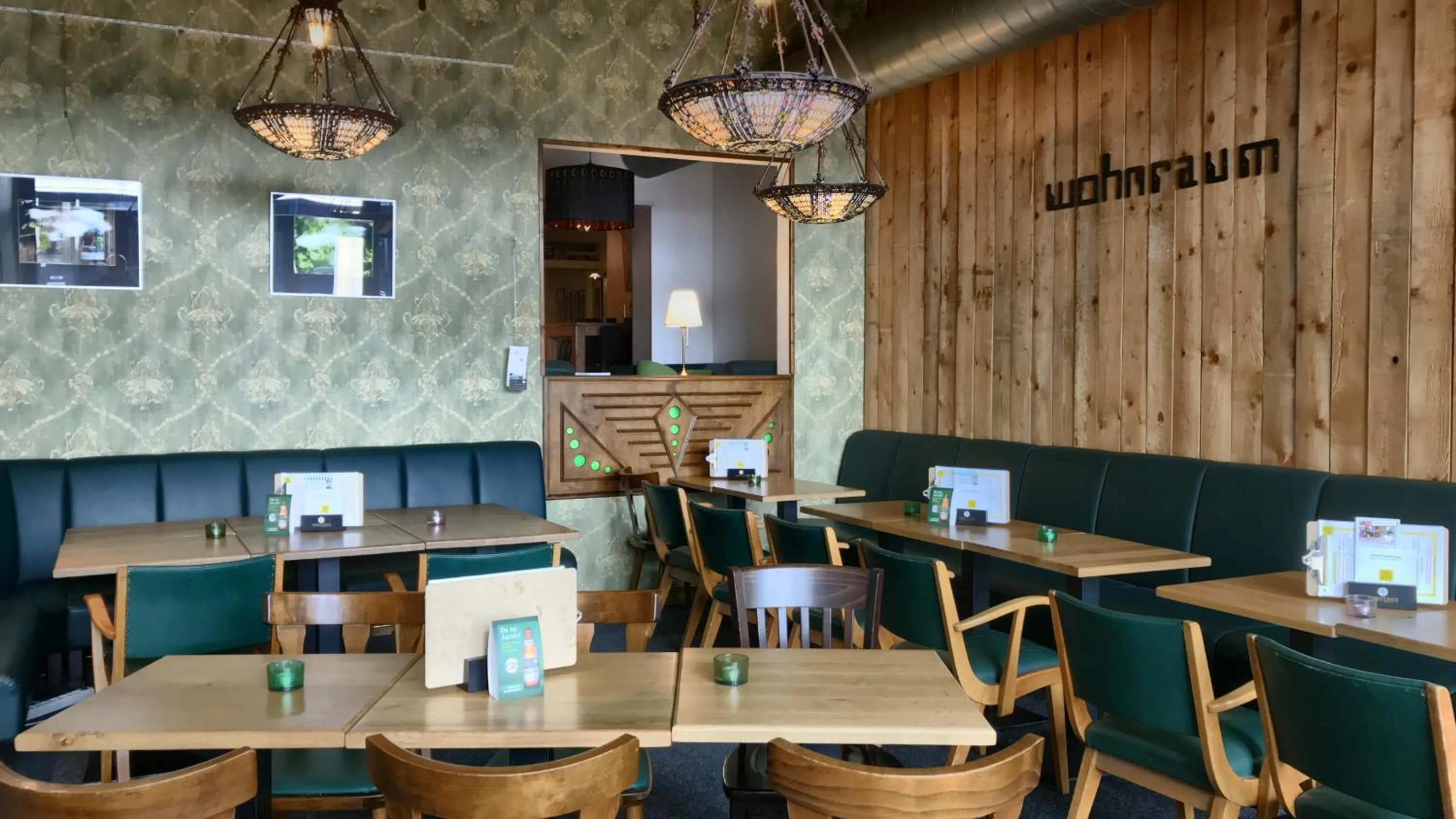 Restaurant/places to eat in Unperfekthotel CoWorkingHotel