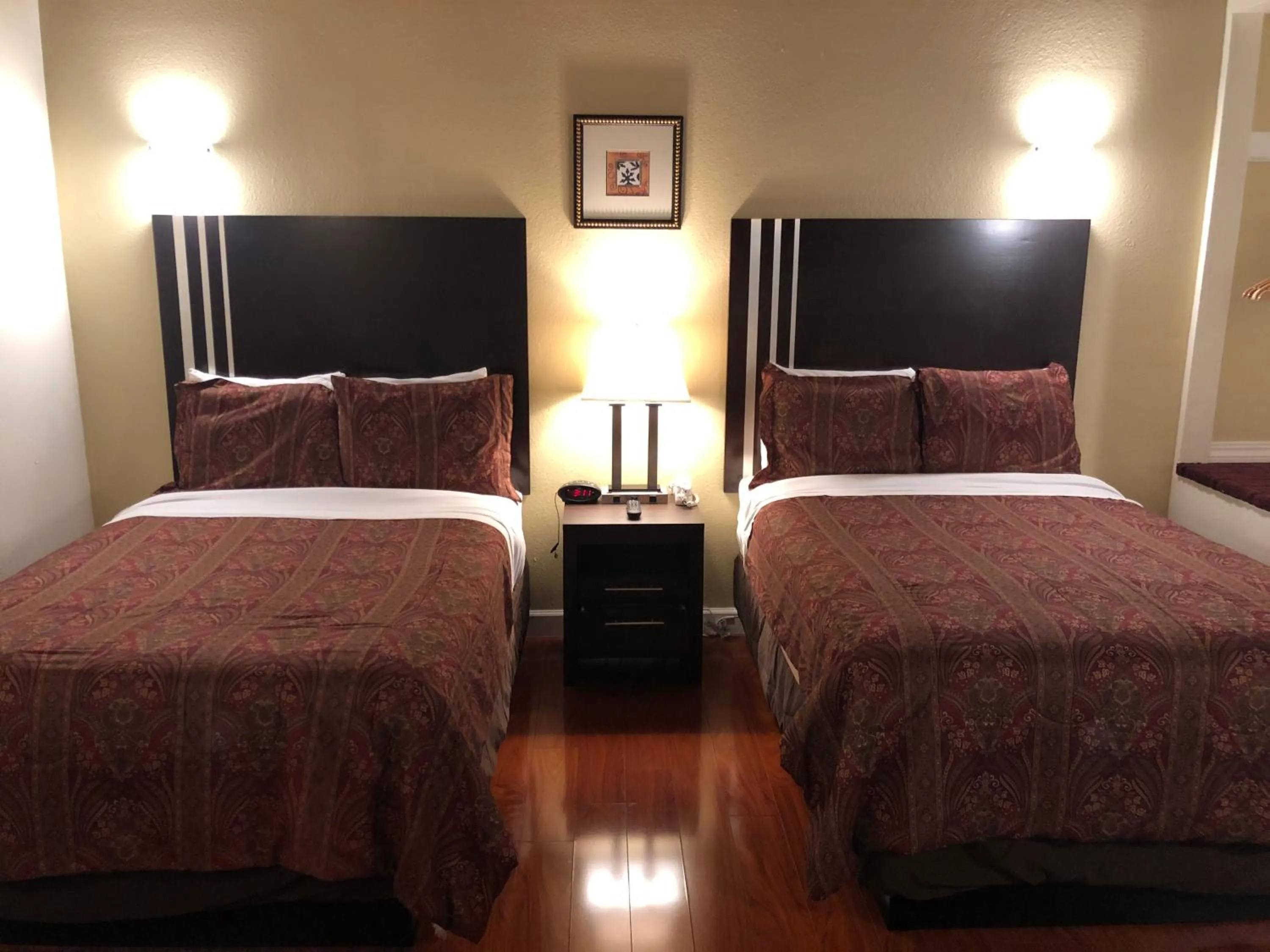 Bed in Lombard Plaza Motel