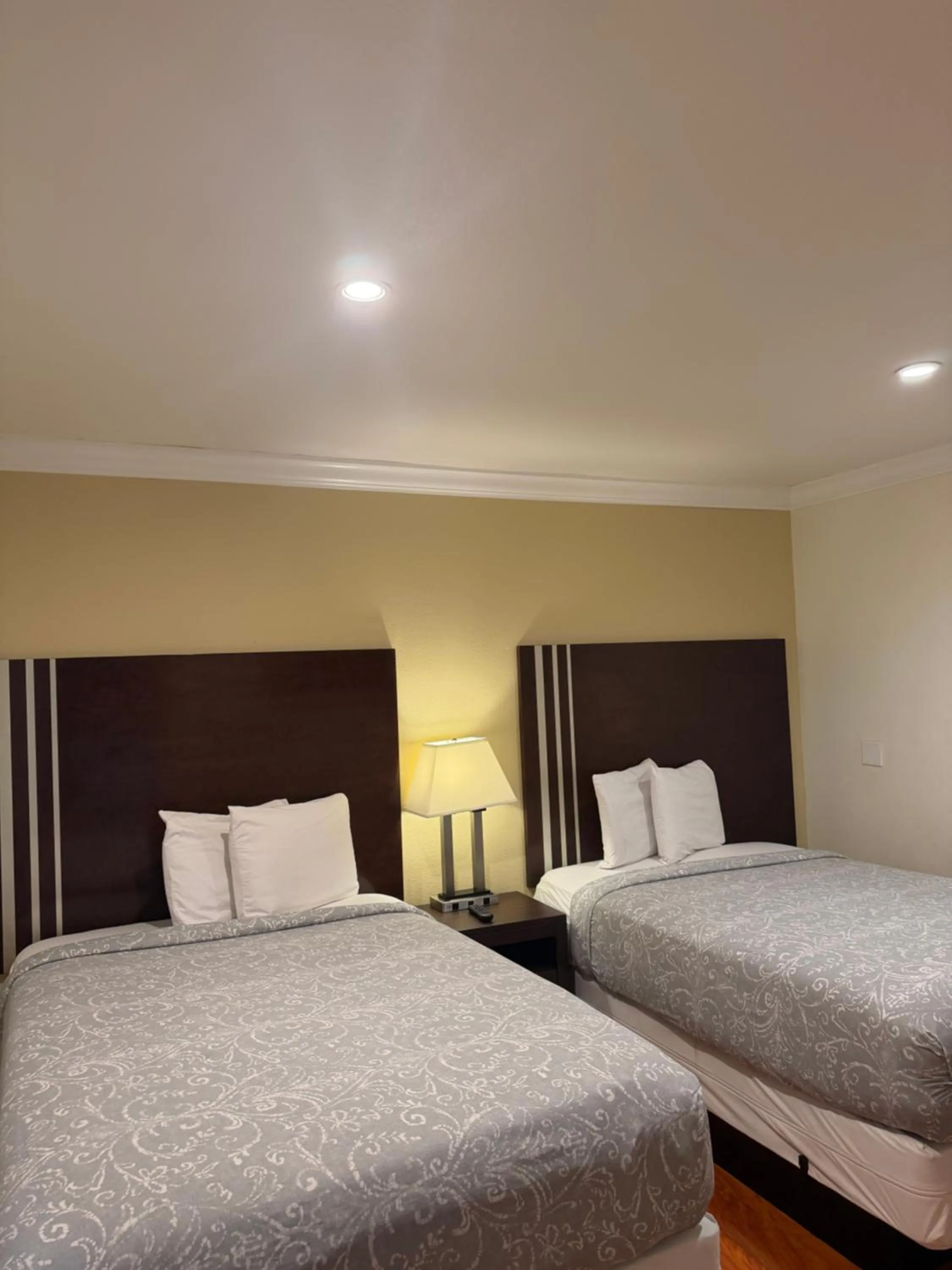 Bed in Lombard Plaza Motel