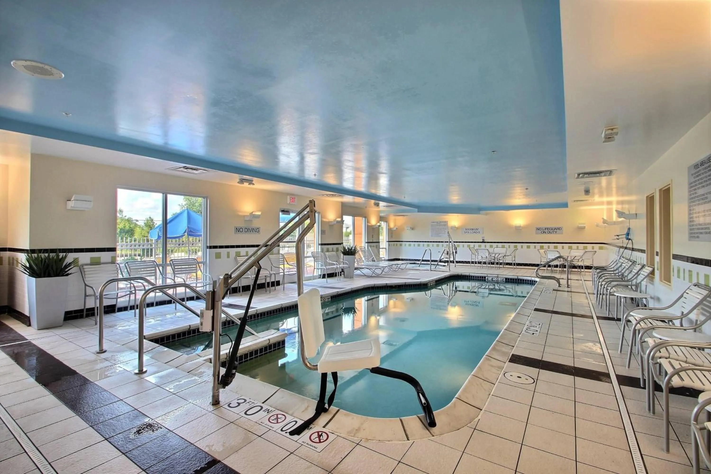 Swimming pool in Fairfield Inn & Suites by Marriott Milwaukee Airport