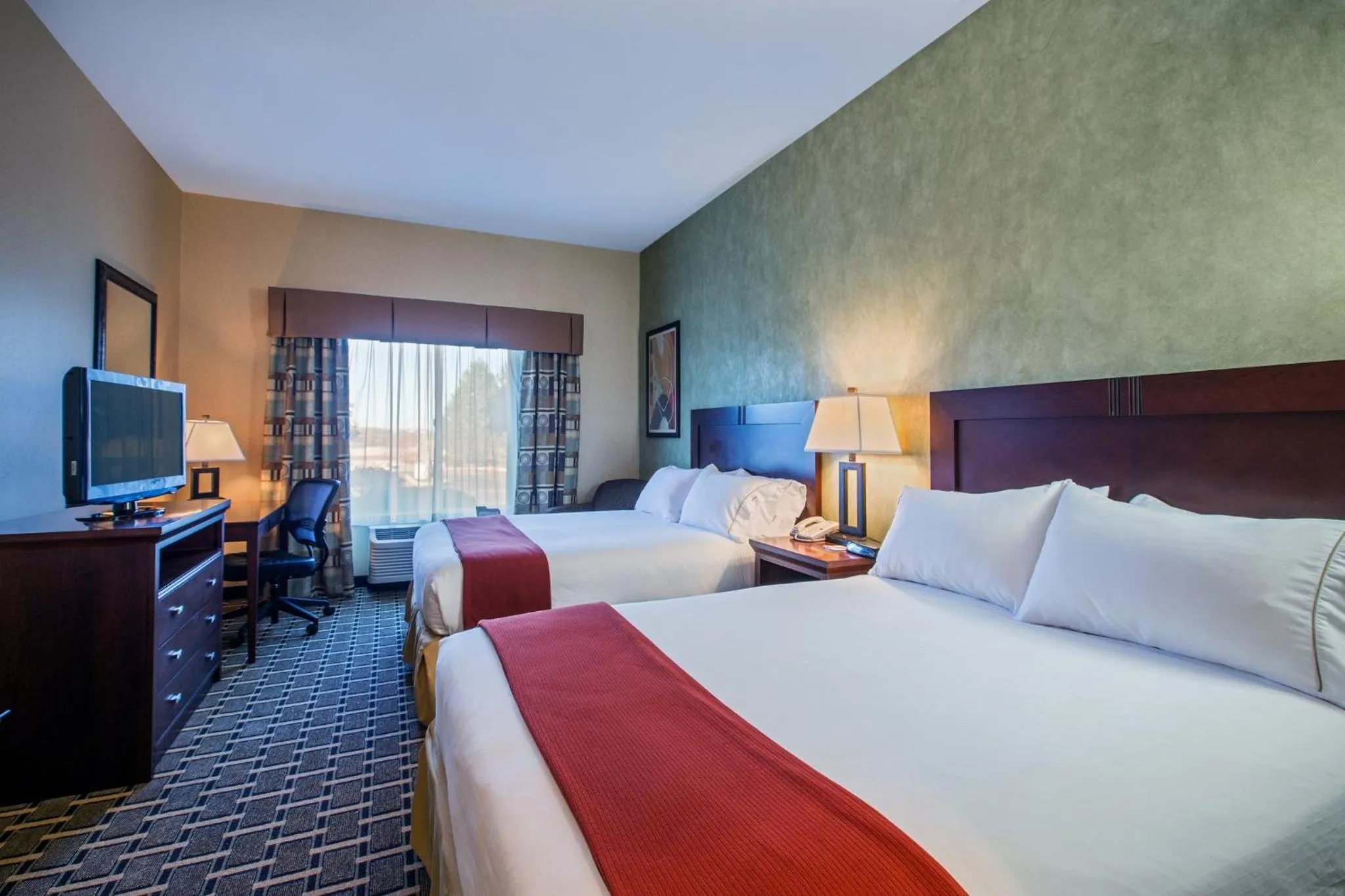 Photo of the whole room, Bed in Holiday Inn Express Hotel & Suites Youngstown North-Warren/Niles by IHG