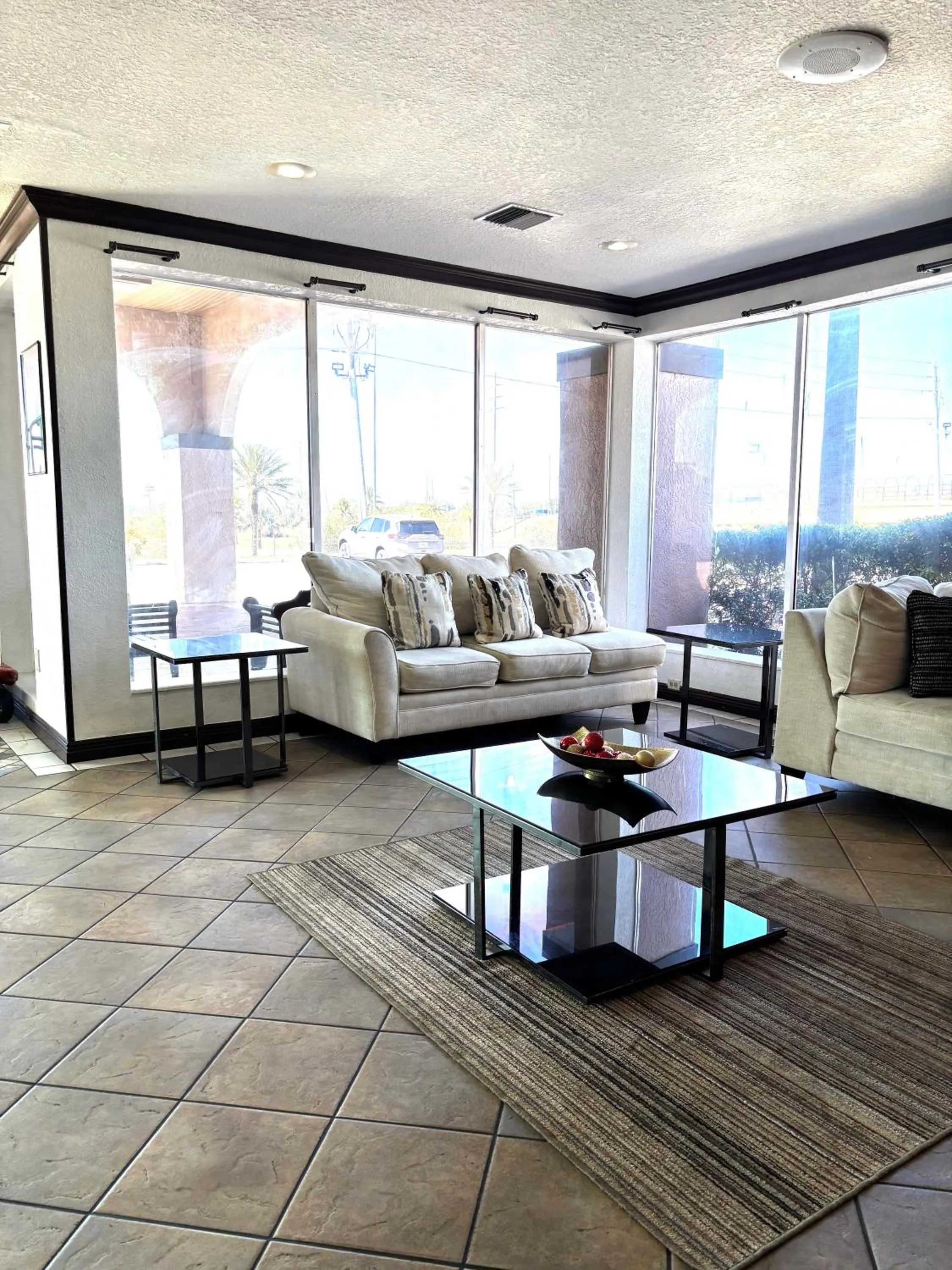 Living room in Ramada by Wyndham Davenport Orlando South