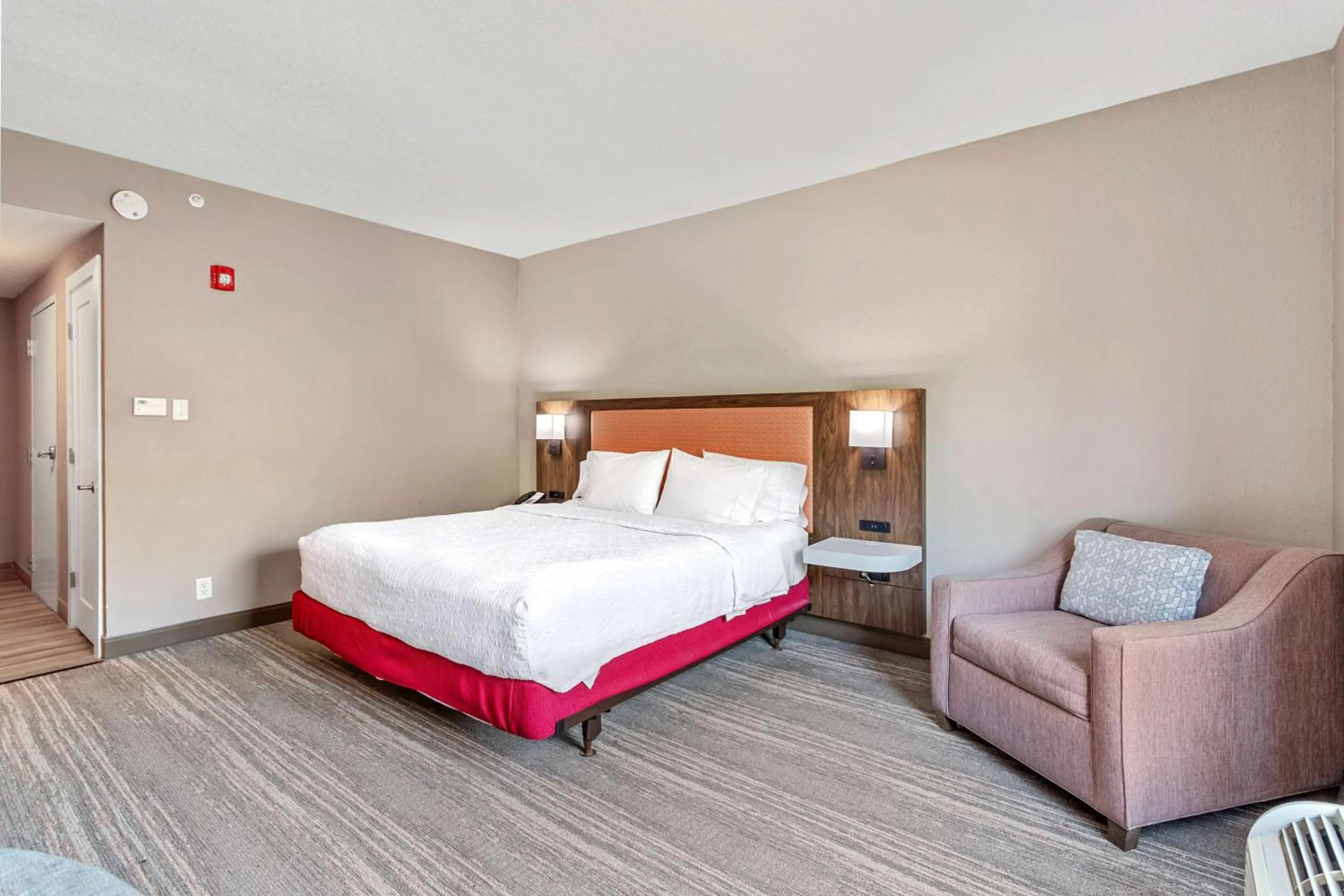 Bed in Hampton Inn & Suites Orlando-Apopka