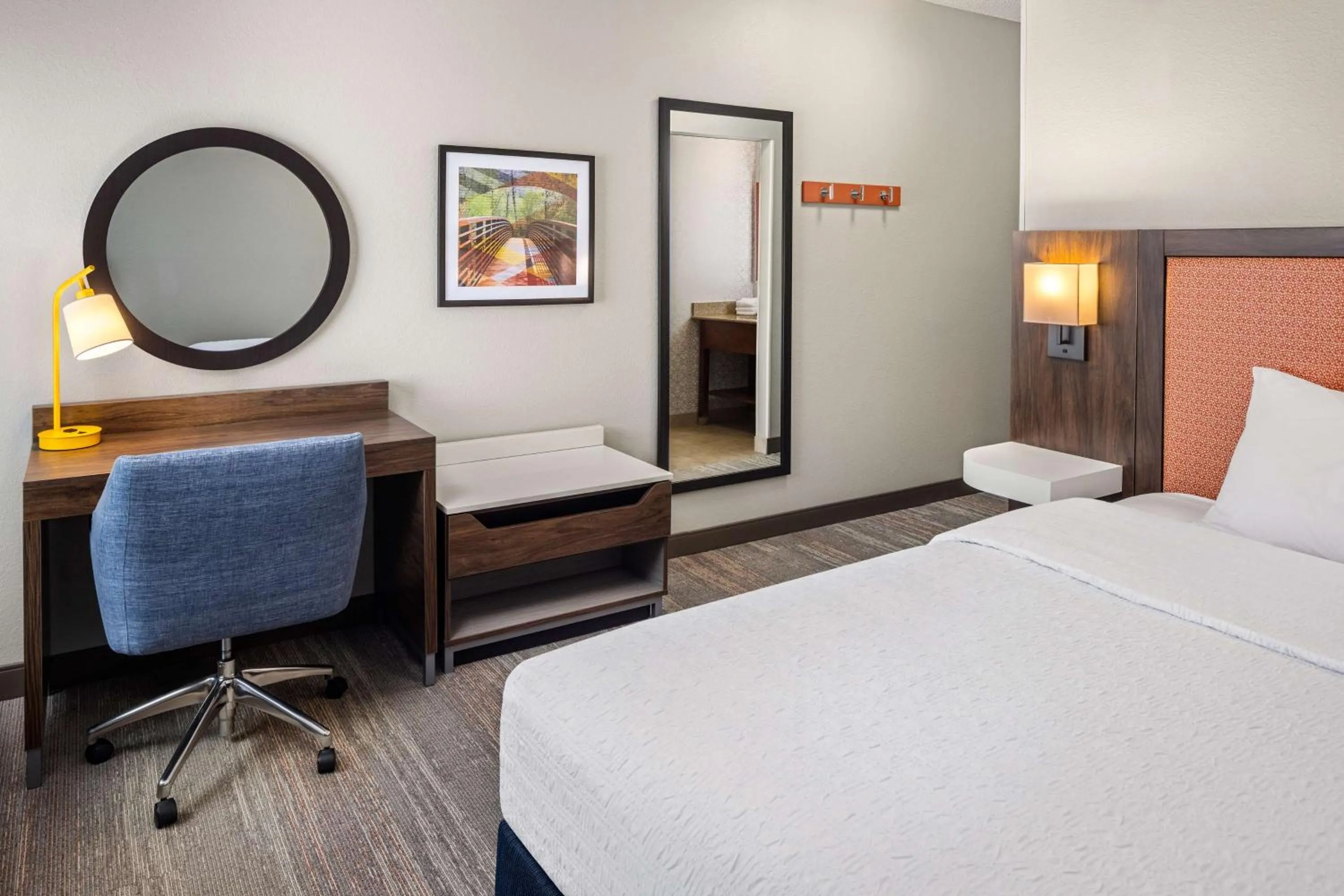 Bedroom, Bed in Hampton Inn Fairmont