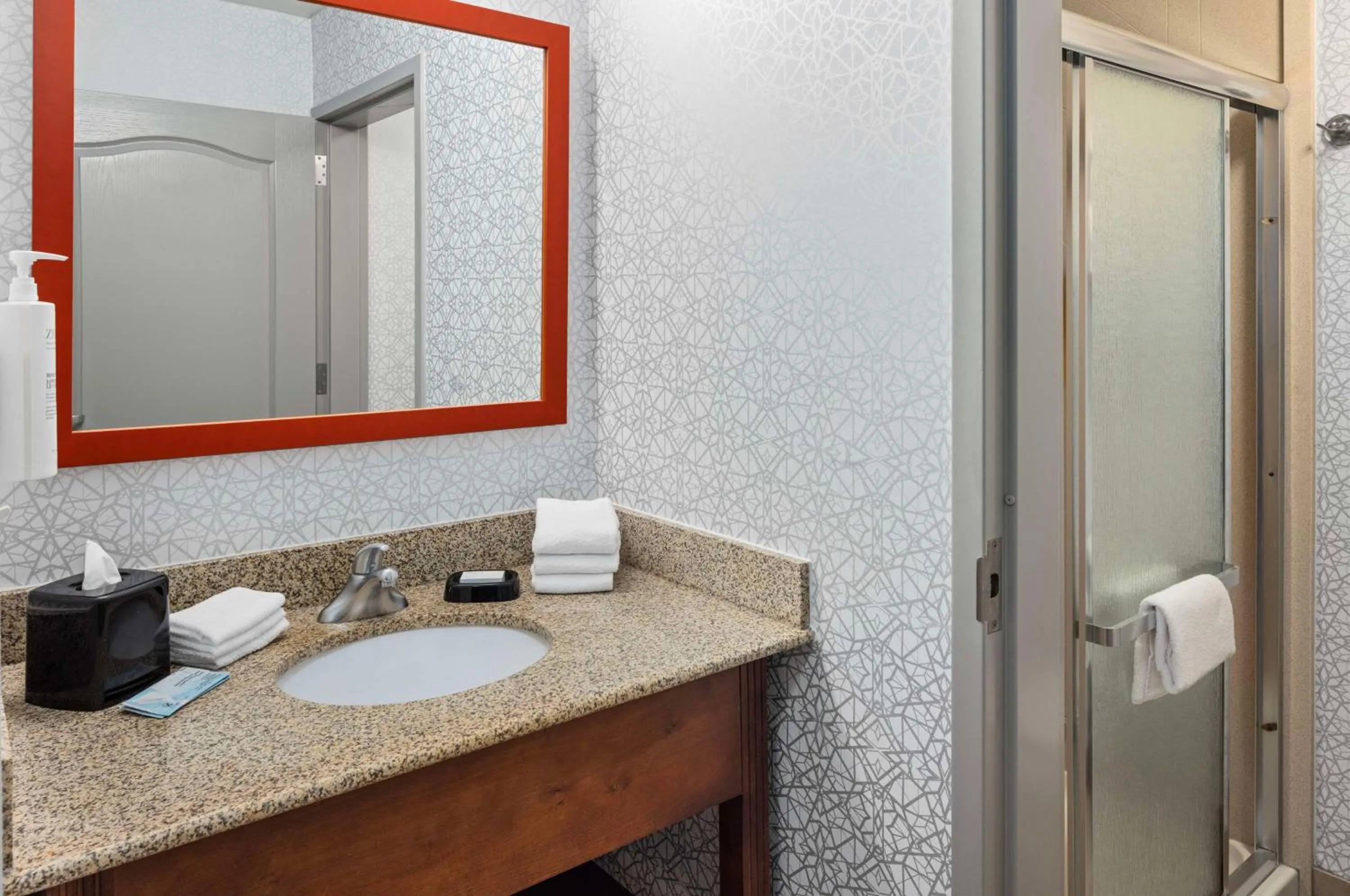 Bathroom in Hampton Inn Fairmont