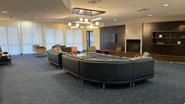 Seating area in Courtyard by Marriott Kingston