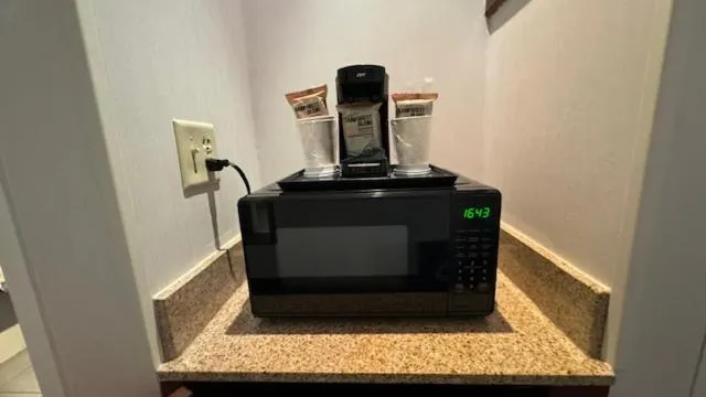 microwave in Courtyard by Marriott Kingston