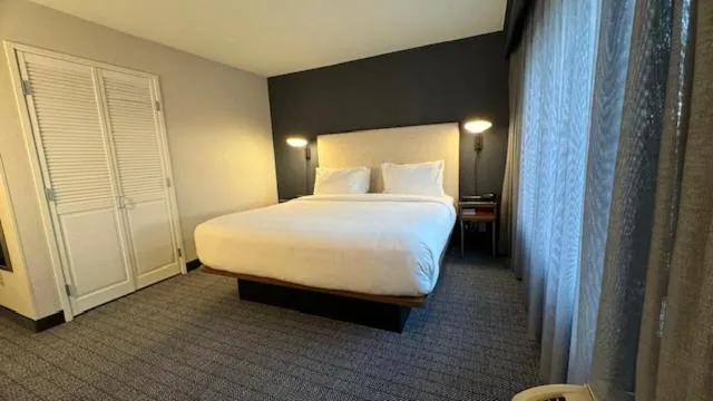 Bed in Courtyard by Marriott Kingston