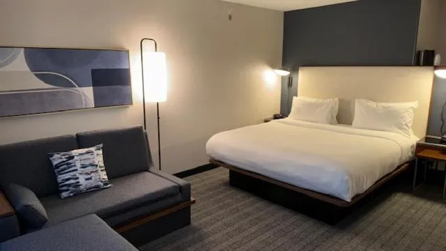 Seating area, Bed in Courtyard by Marriott Kingston