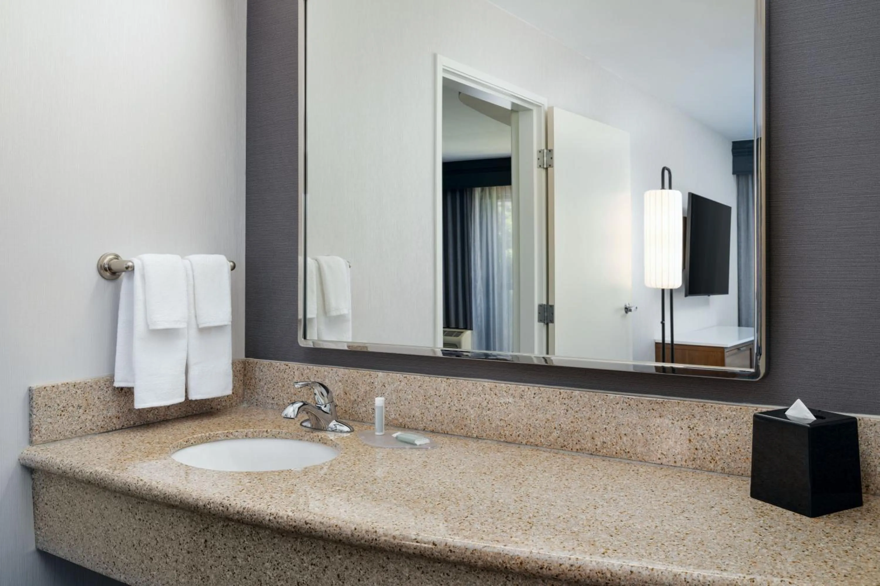 Photo of the whole room in Courtyard by Marriott Kingston