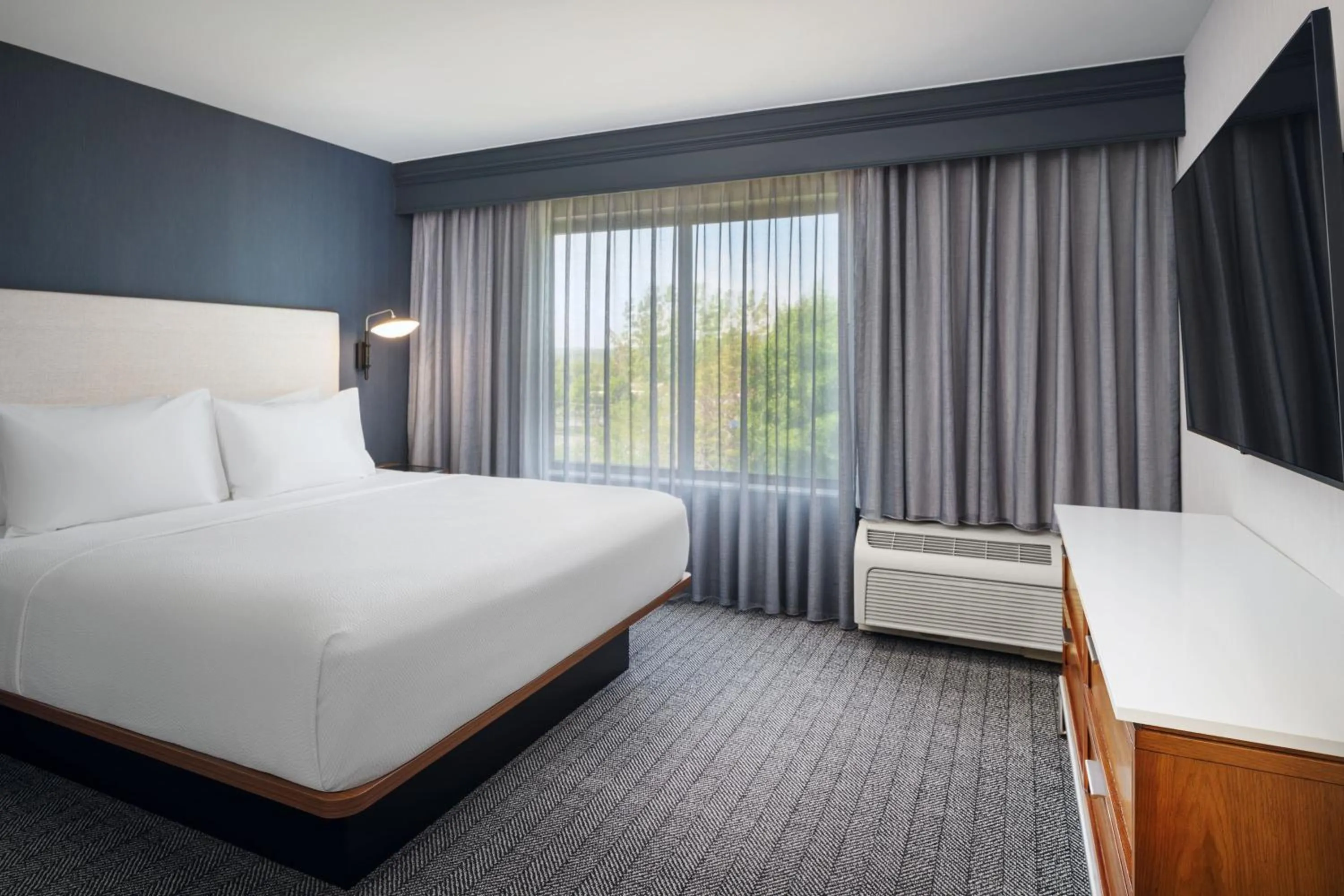 Bedroom, Bed in Courtyard by Marriott Kingston