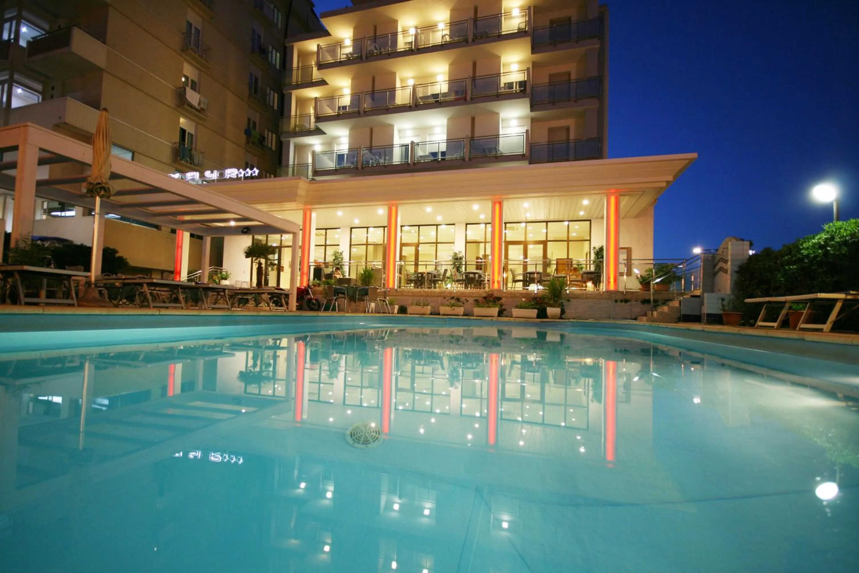 Swimming pool in Hotel Excelsior