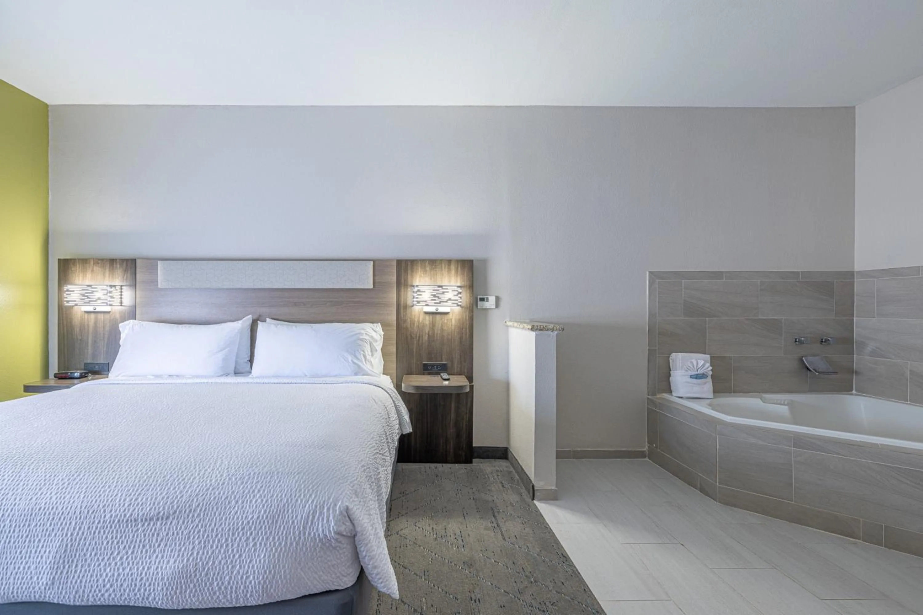 Photo of the whole room, Bed in Holiday Inn Express & Suites College Station by IHG