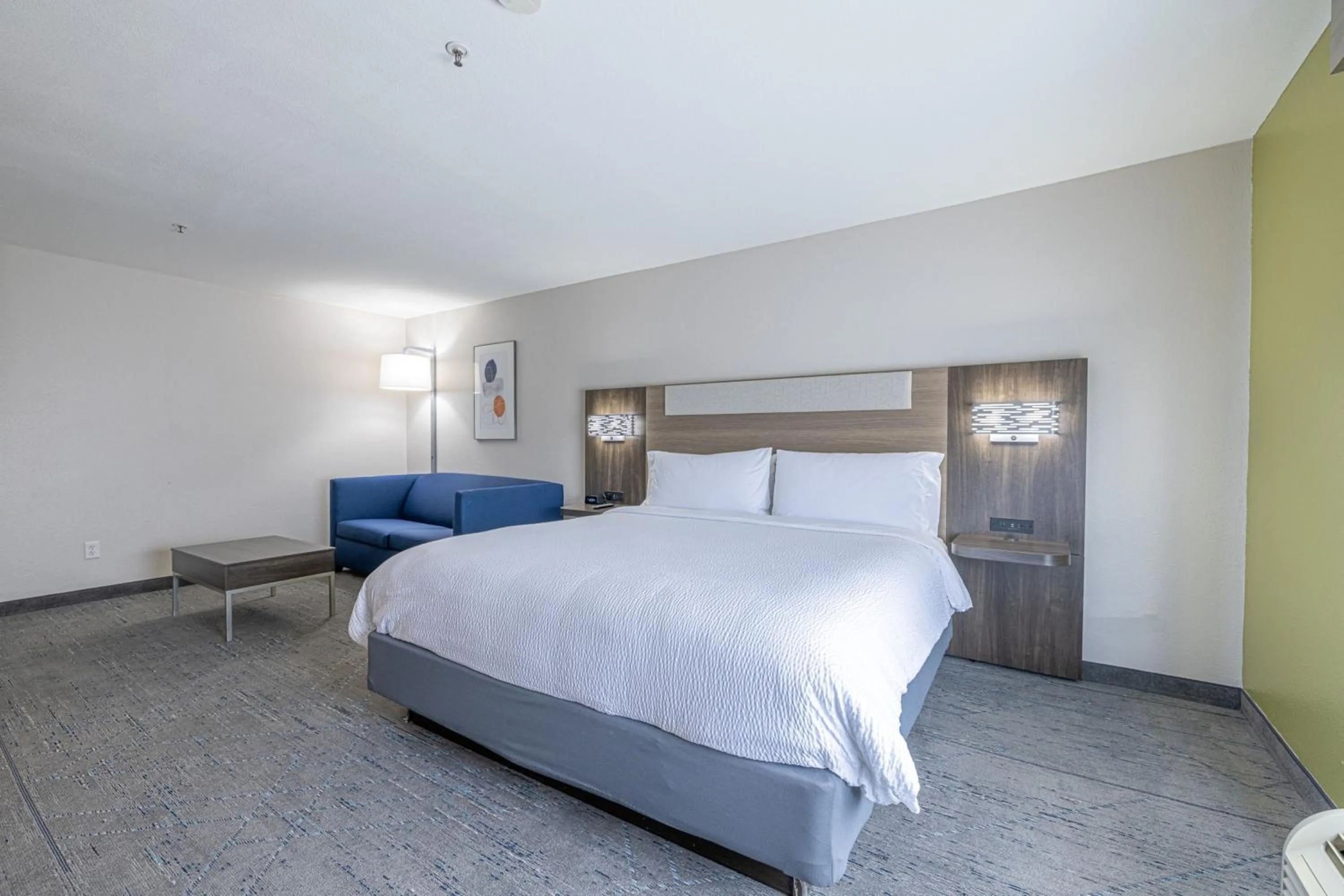 Photo of the whole room, Bed in Holiday Inn Express & Suites College Station by IHG