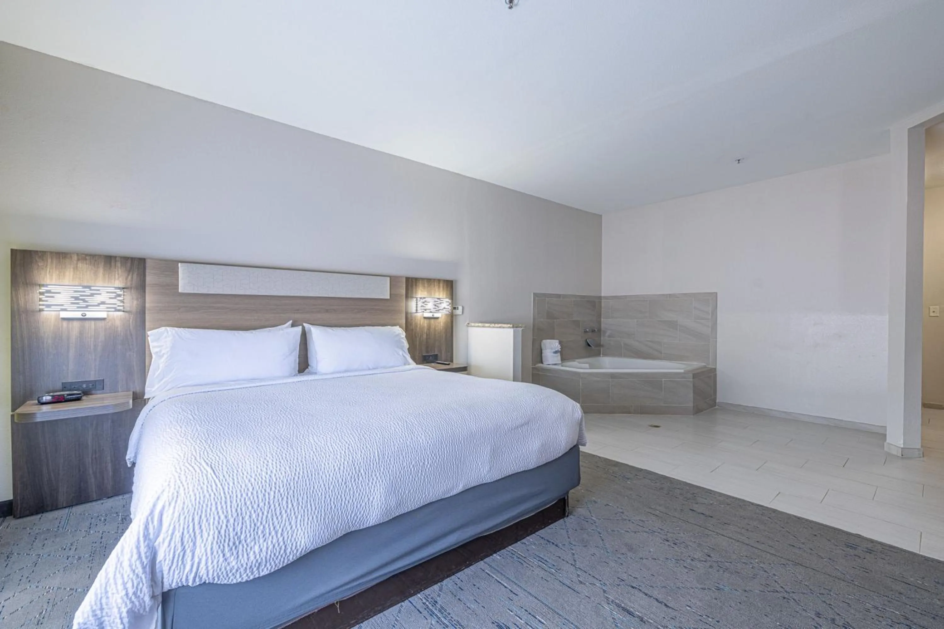 Photo of the whole room, Bed in Holiday Inn Express & Suites College Station by IHG