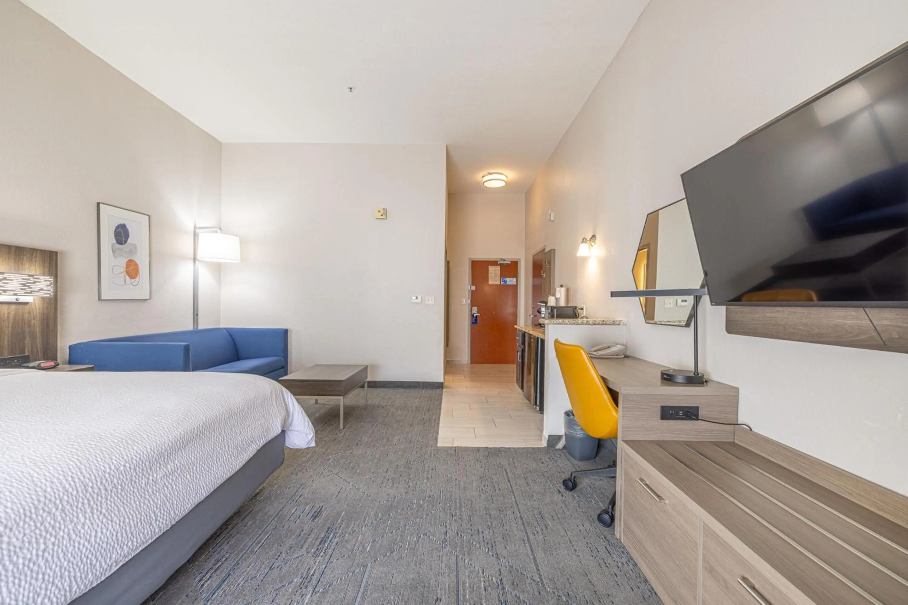 Photo of the whole room, Bed in Holiday Inn Express & Suites College Station by IHG