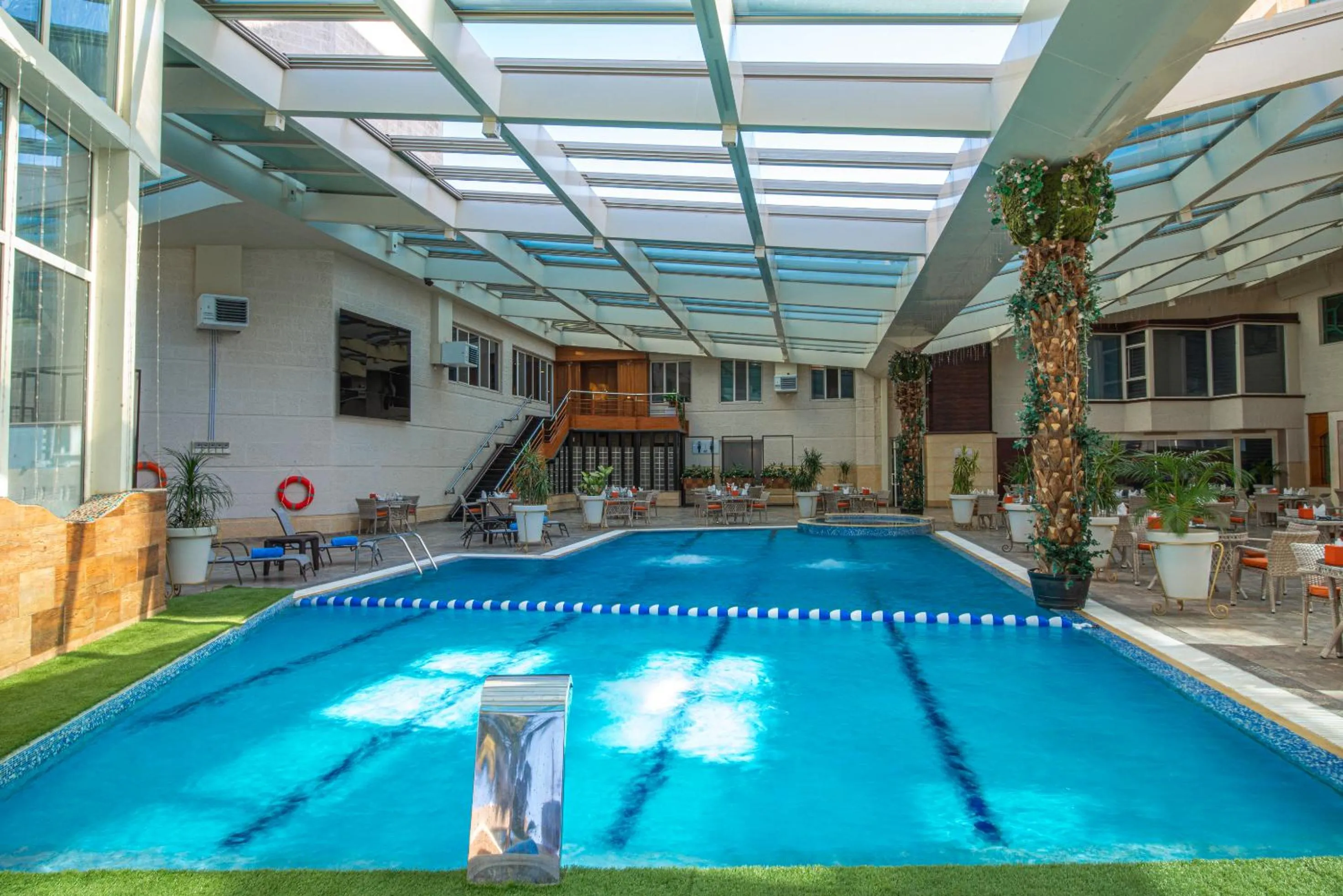Swimming pool in Bristol Hotel