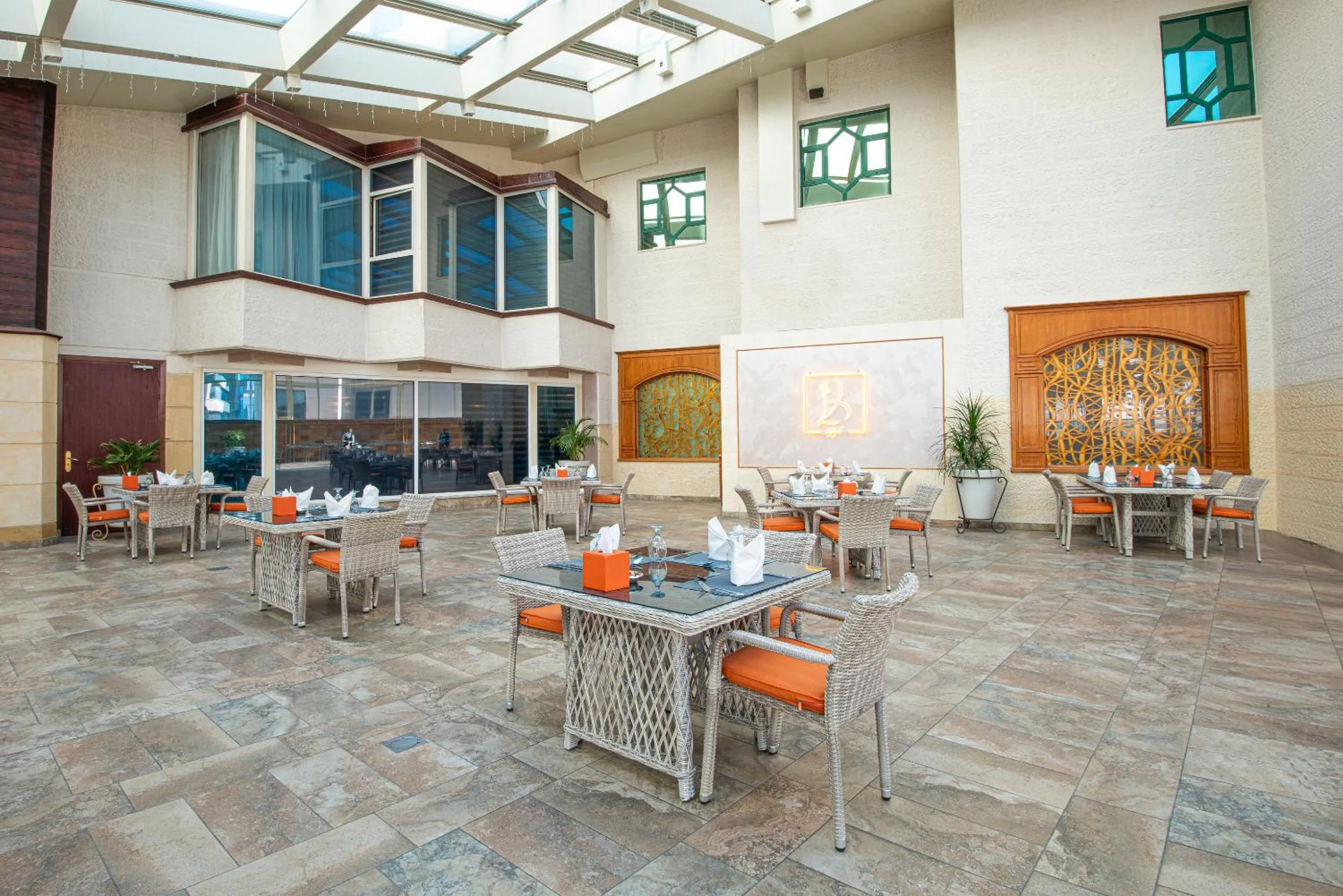 Restaurant/places to eat in Bristol Hotel