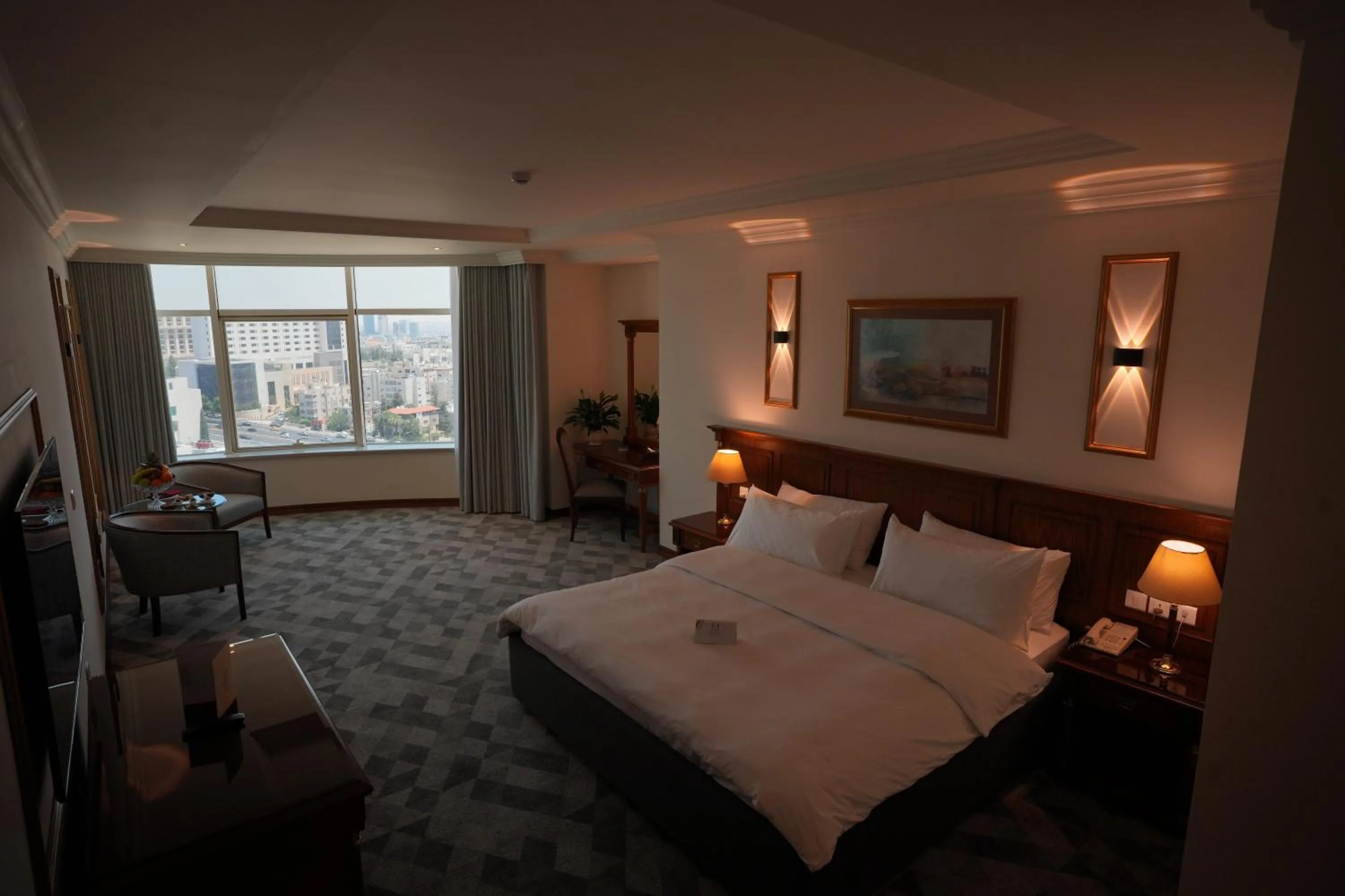 Photo of the whole room, Bed in Bristol Hotel