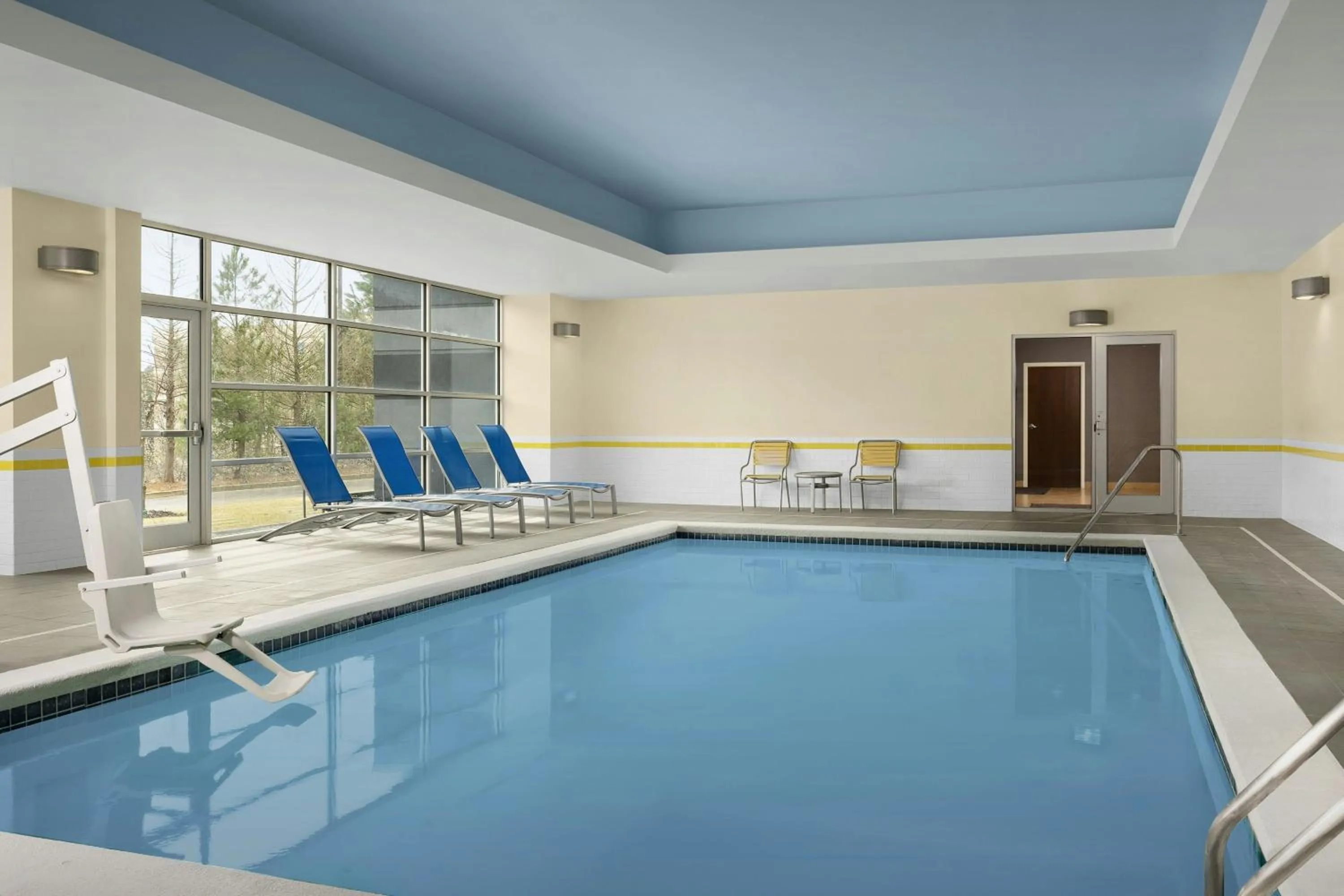 Swimming pool in Fairfield Inn & Suites by Marriott Atlanta Stockbridge