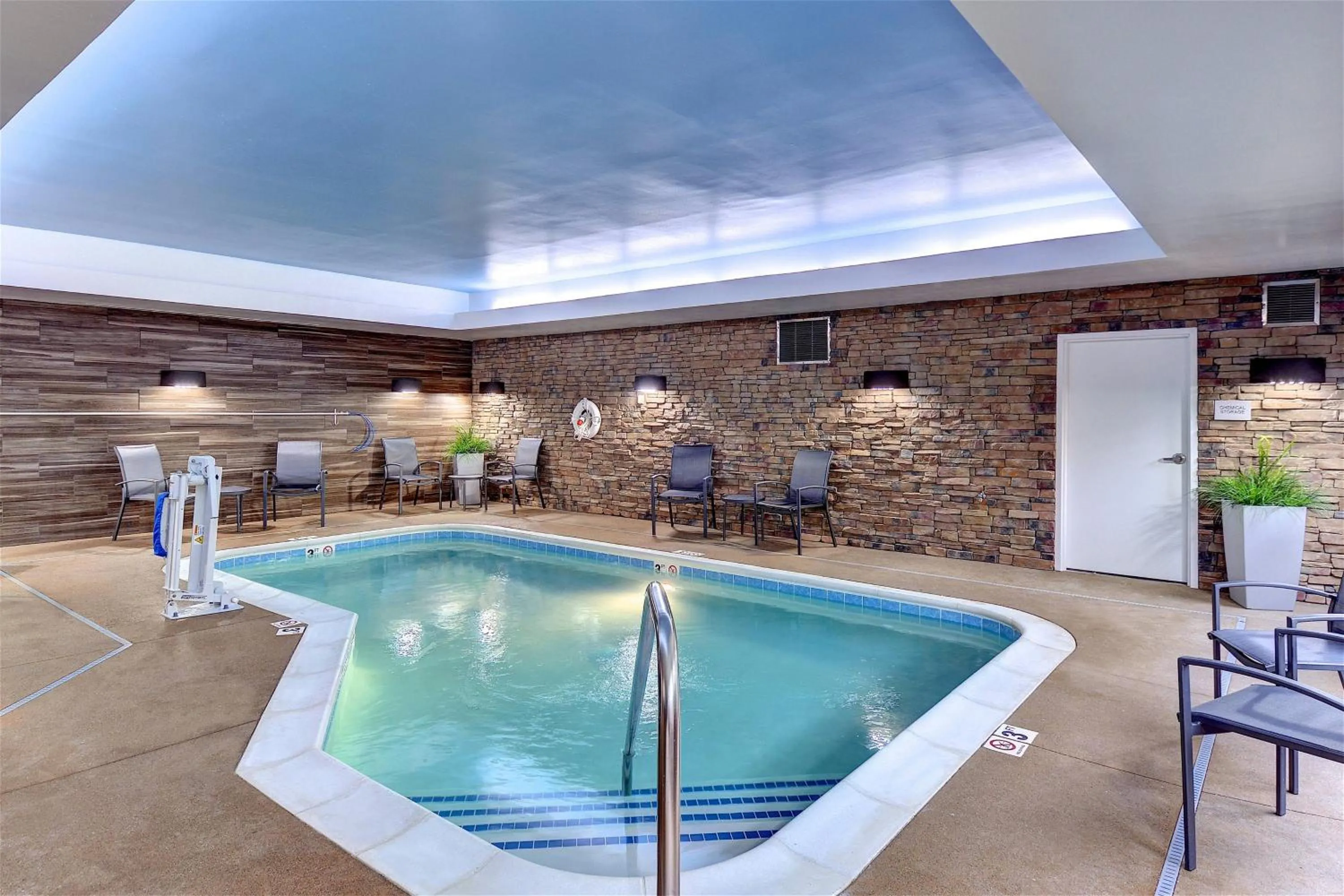 Swimming pool in Fairfield Inn & Suites by Marriott Nashville Downtown-MetroCenter