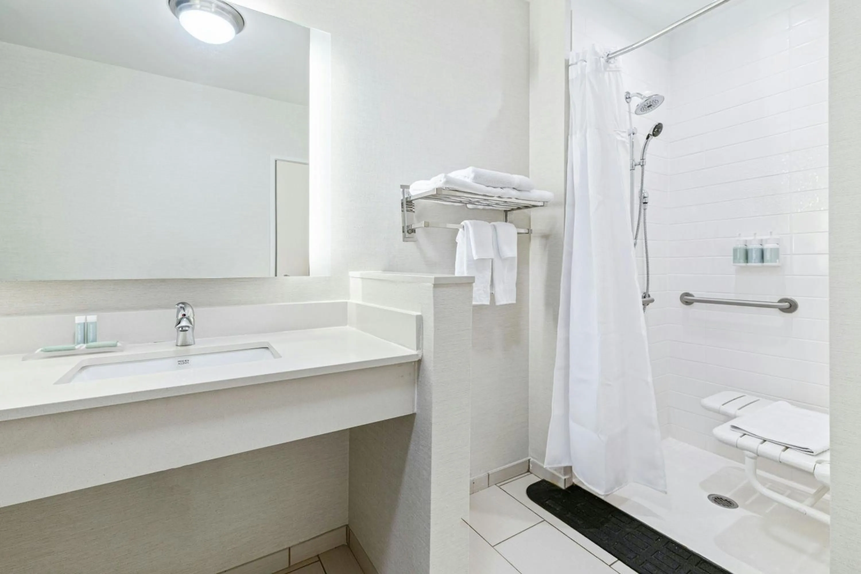 Bathroom in Fairfield Inn & Suites by Marriott Nashville Downtown-MetroCenter