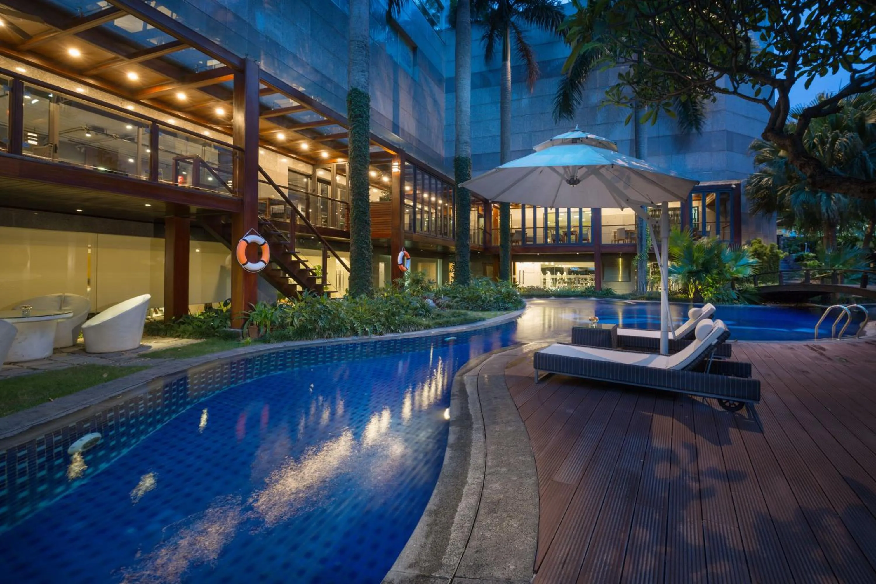 Swimming pool in Fraser Suites Hanoi